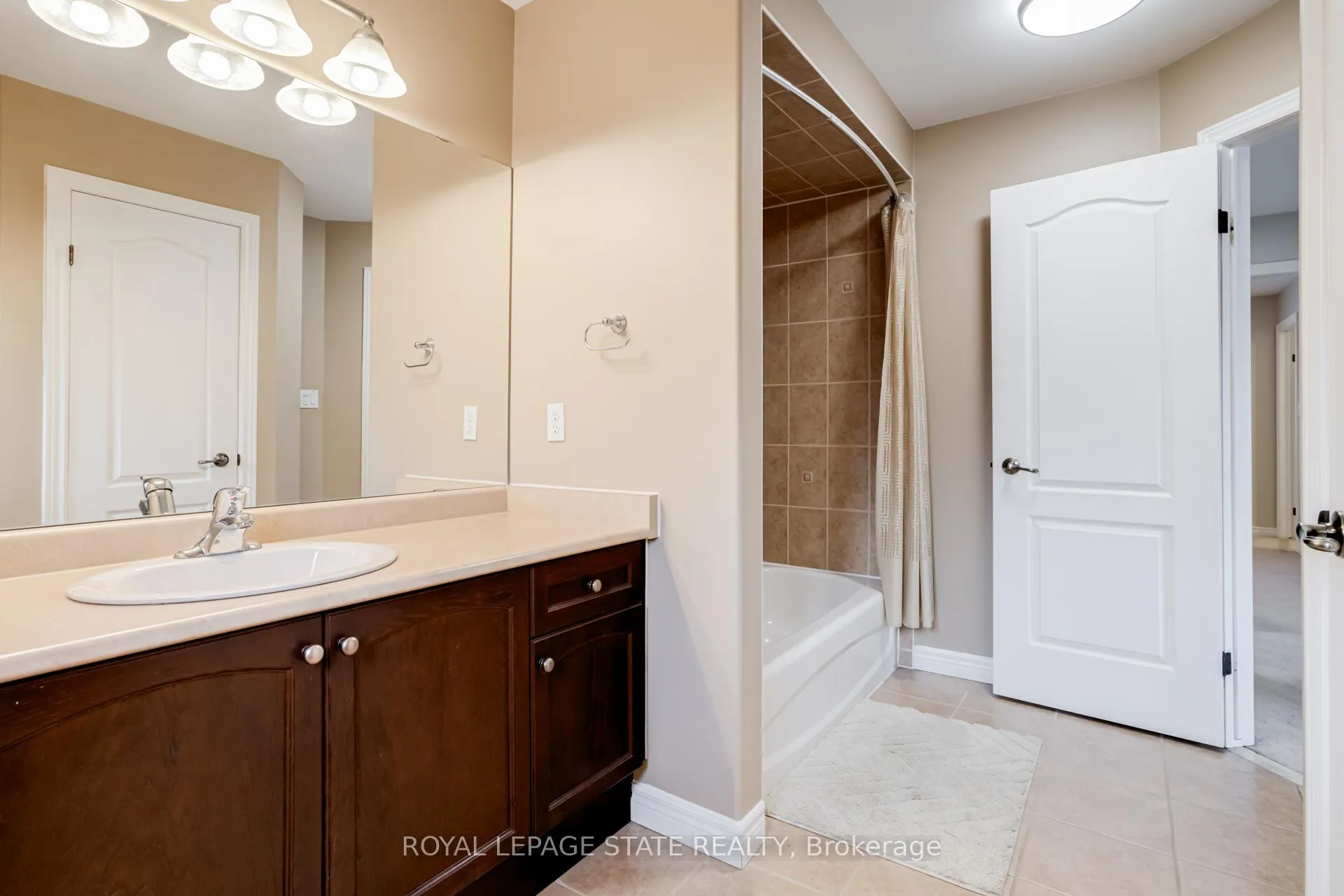 Photo 35 of 114 Armour Crescent, Hamilton, Meadowlands — HOMEH