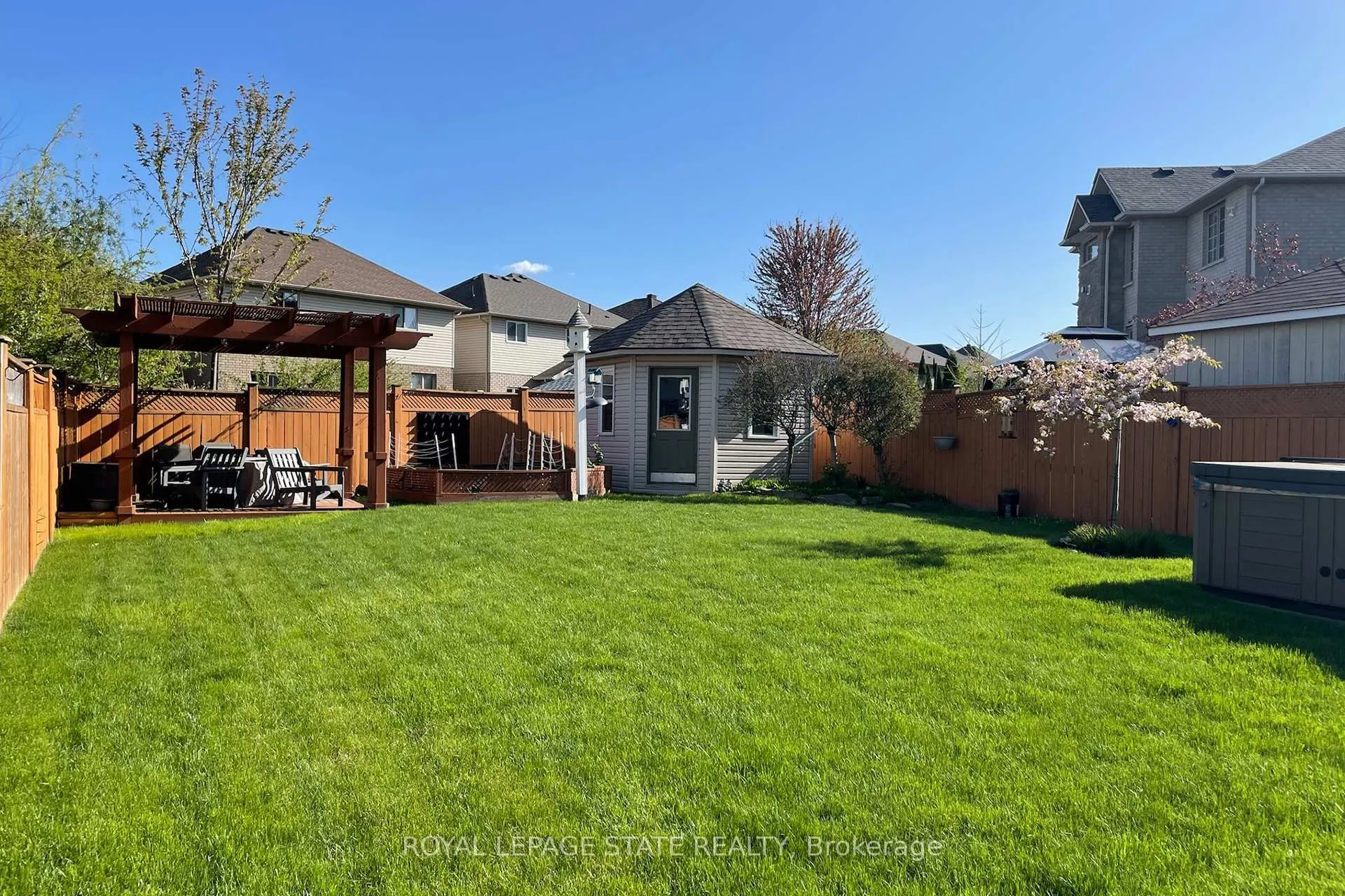 Photo 43 of 114 Armour Crescent, Hamilton, Meadowlands — HOMEH