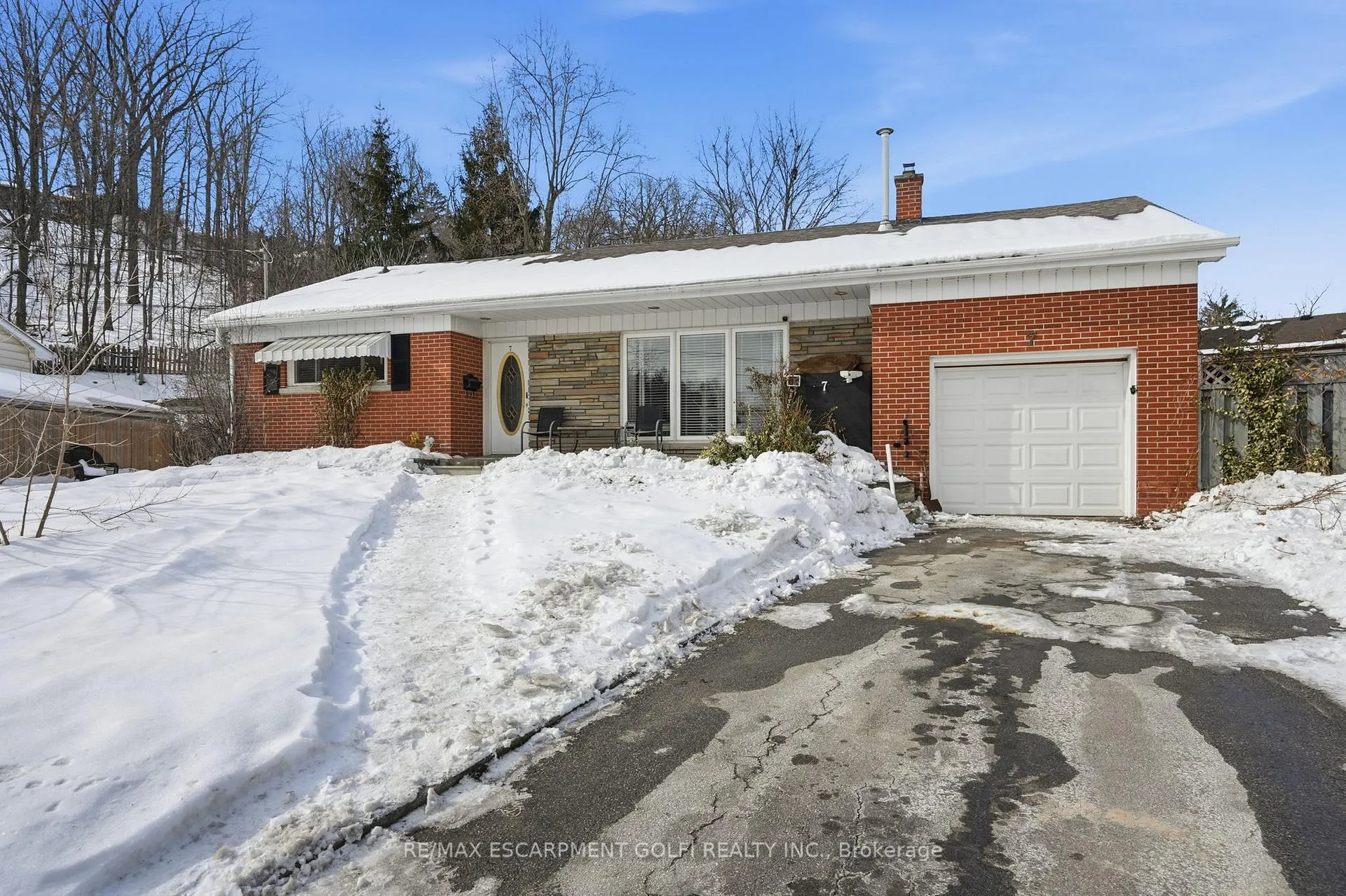 Photo 2 of 7 Piott Court, Hamilton, Stoney Creek — HOMEH