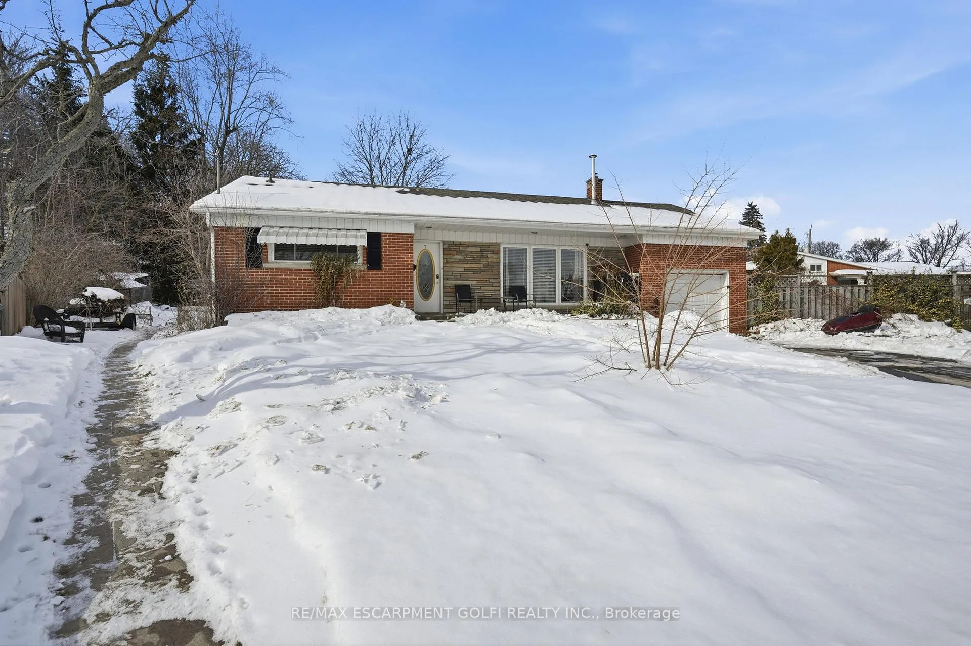 Photo 3 of 7 Piott Court, Hamilton, Stoney Creek — HOMEH