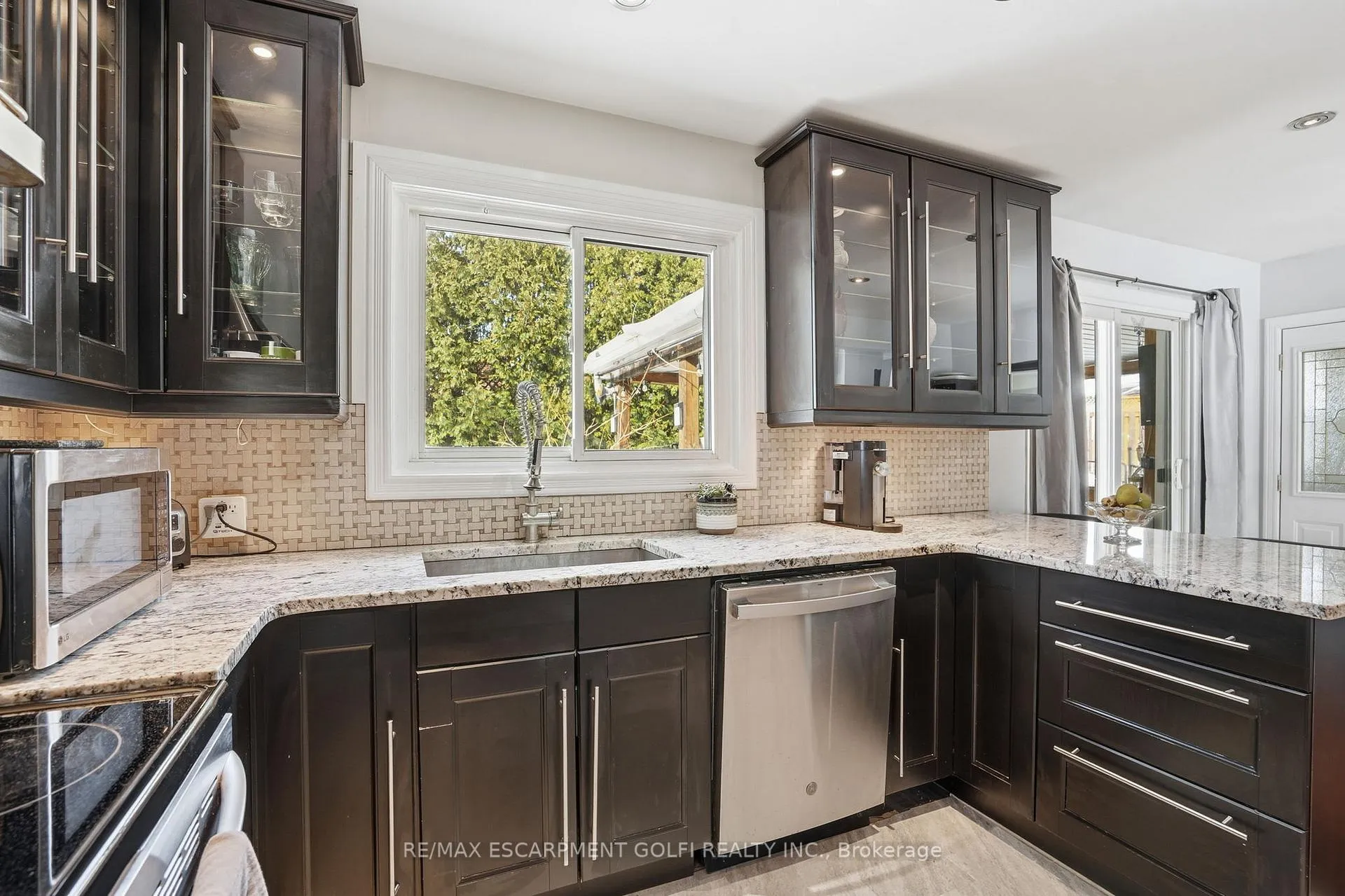 Photo 5 of 7 Piott Court, Hamilton, Stoney Creek — HOMEH