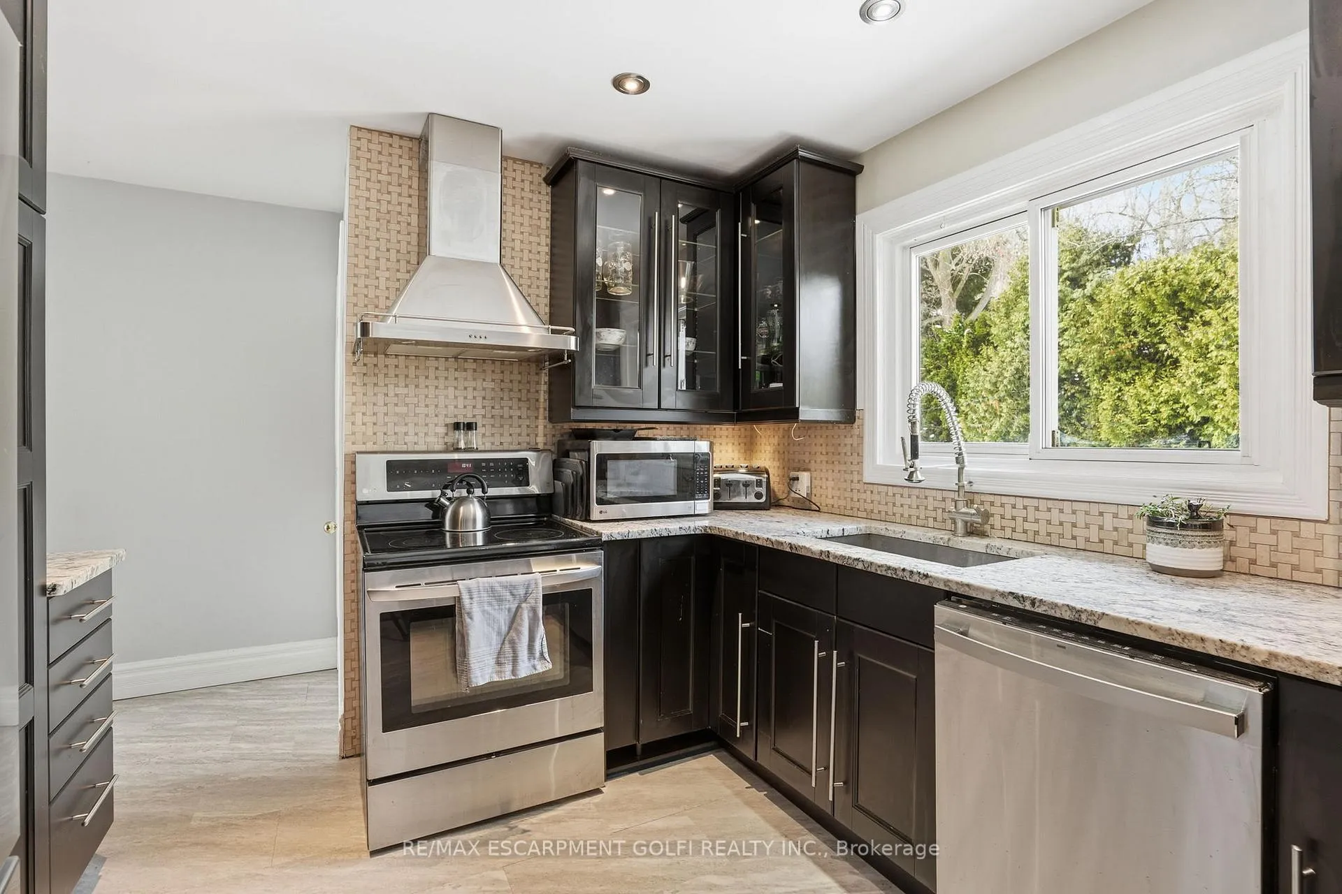 Photo 6 of 7 Piott Court, Hamilton, Stoney Creek — HOMEH