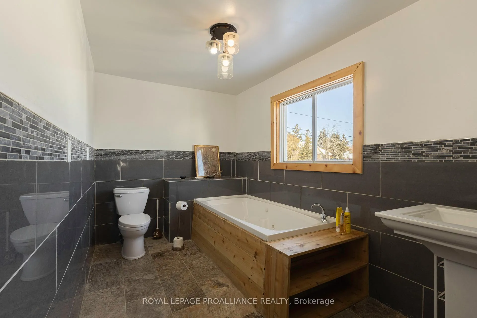 Photo 11 of 26 Cloverleaf Drive, Belleville, Thurlow Ward — HOMEH