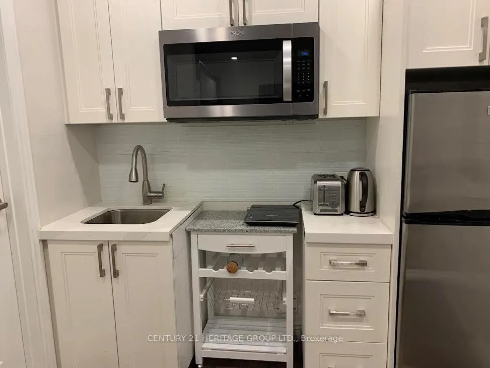Photo 2 of Unit Main Floor, 15 Valleyway Crescent, Vaughan, Maple — HOMEH