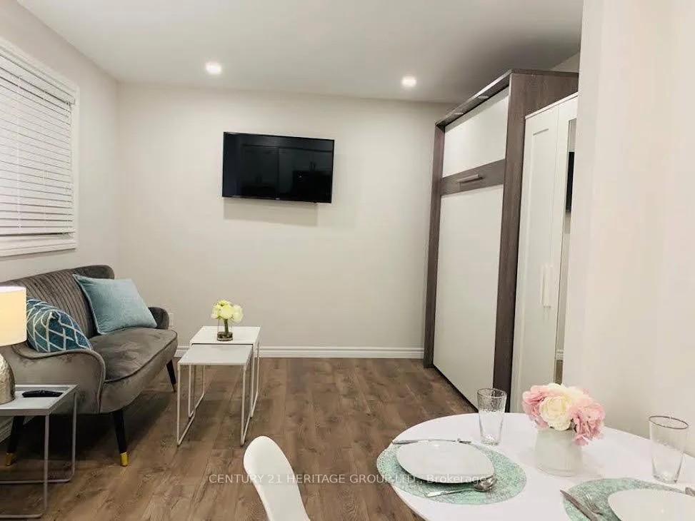 Photo 4 of Unit Main Floor, 15 Valleyway Crescent, Vaughan, Maple — HOMEH