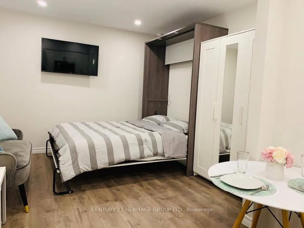 Photo 5 of Unit Main Floor, 15 Valleyway Crescent, Vaughan, Maple — HOMEH