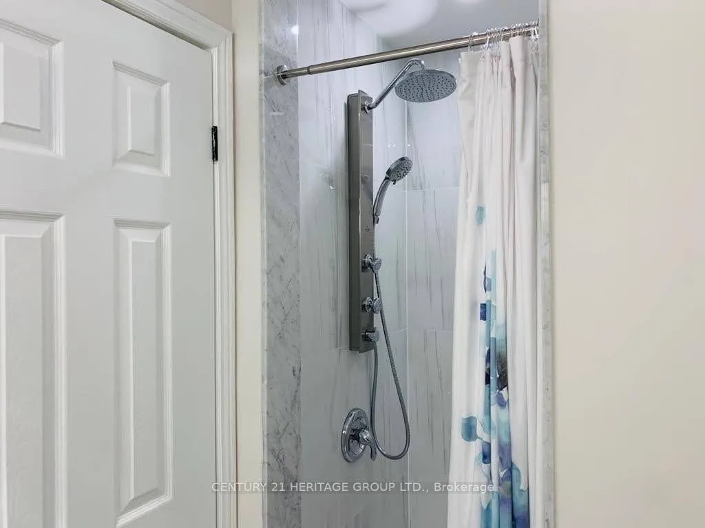 Photo 7 of Unit Main Floor, 15 Valleyway Crescent, Vaughan, Maple — HOMEH