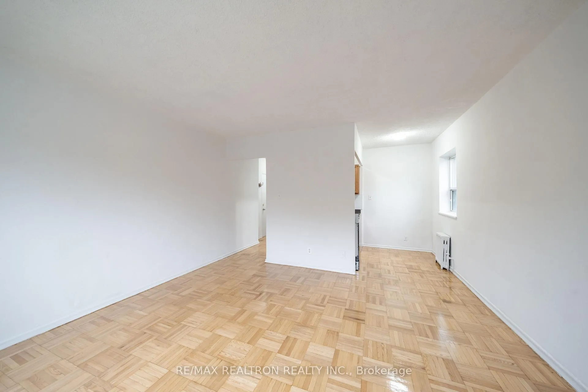 Photo 4 of Unit 3, 156 Kingston Road, Toronto, Woodbine Corridor — HOMEH
