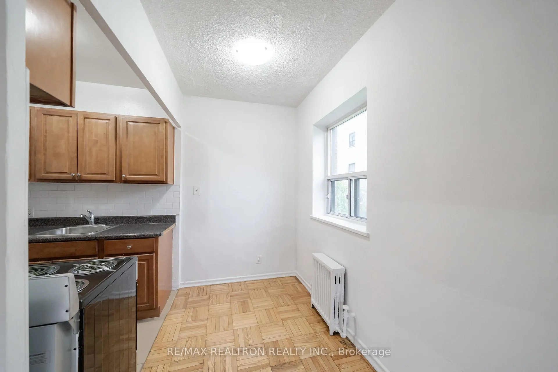Photo 7 of Unit 3, 156 Kingston Road, Toronto, Woodbine Corridor — HOMEH