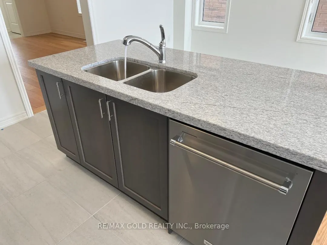 Photo 10 of 105 Picardy Drive, Hamilton, Stoney Creek Mountain — HOMEH