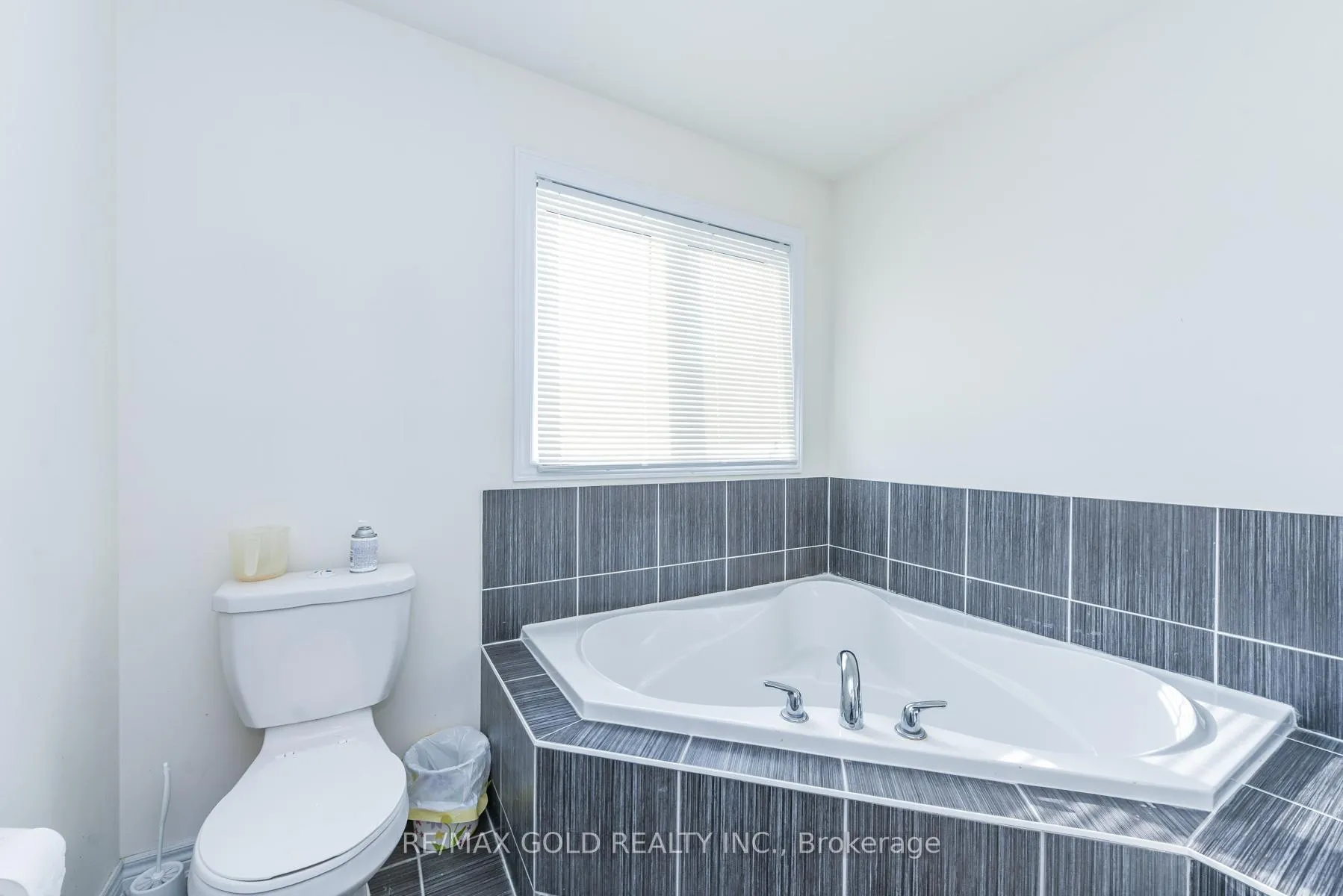 Photo 18 of 22 Merrickville Way, Brampton, Bram West — HOMEH