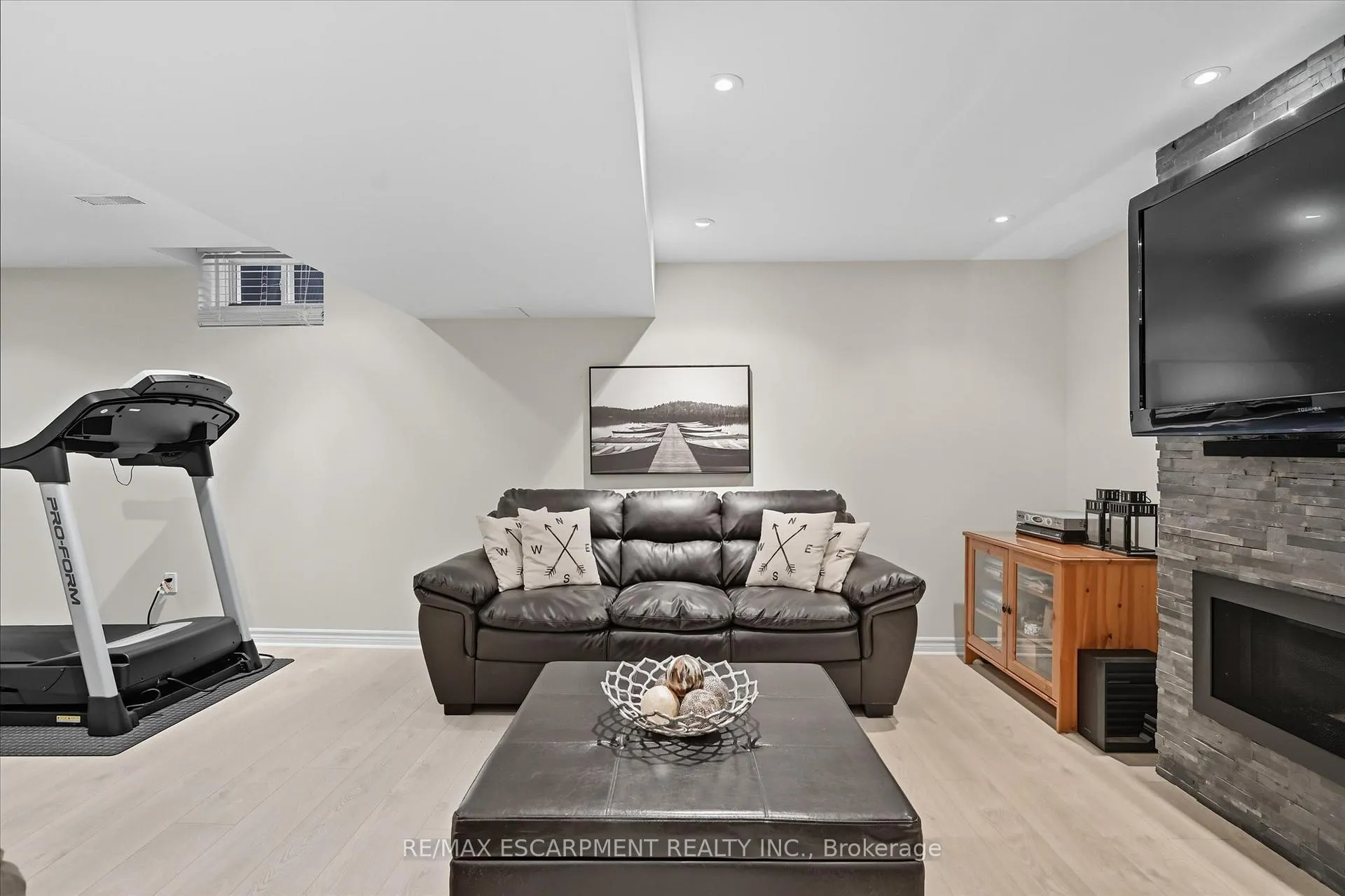 Photo 32 of 2265 Stokes Lane, Burlington, Orchard — HOMEH