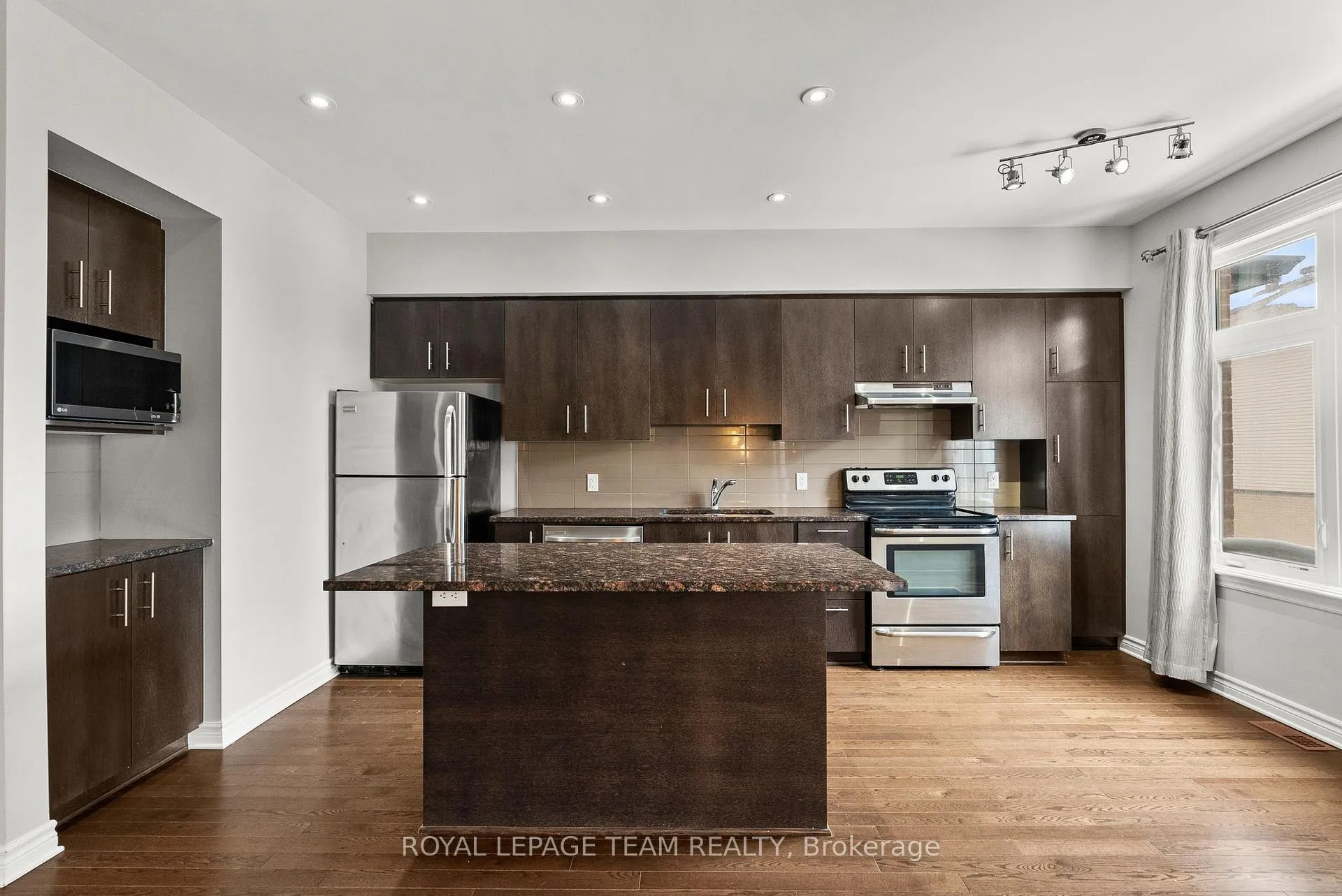 Photo 13 of 88 Stockholm Private, Ottawa, Riverside South/Gloucester Glen — HOMEH