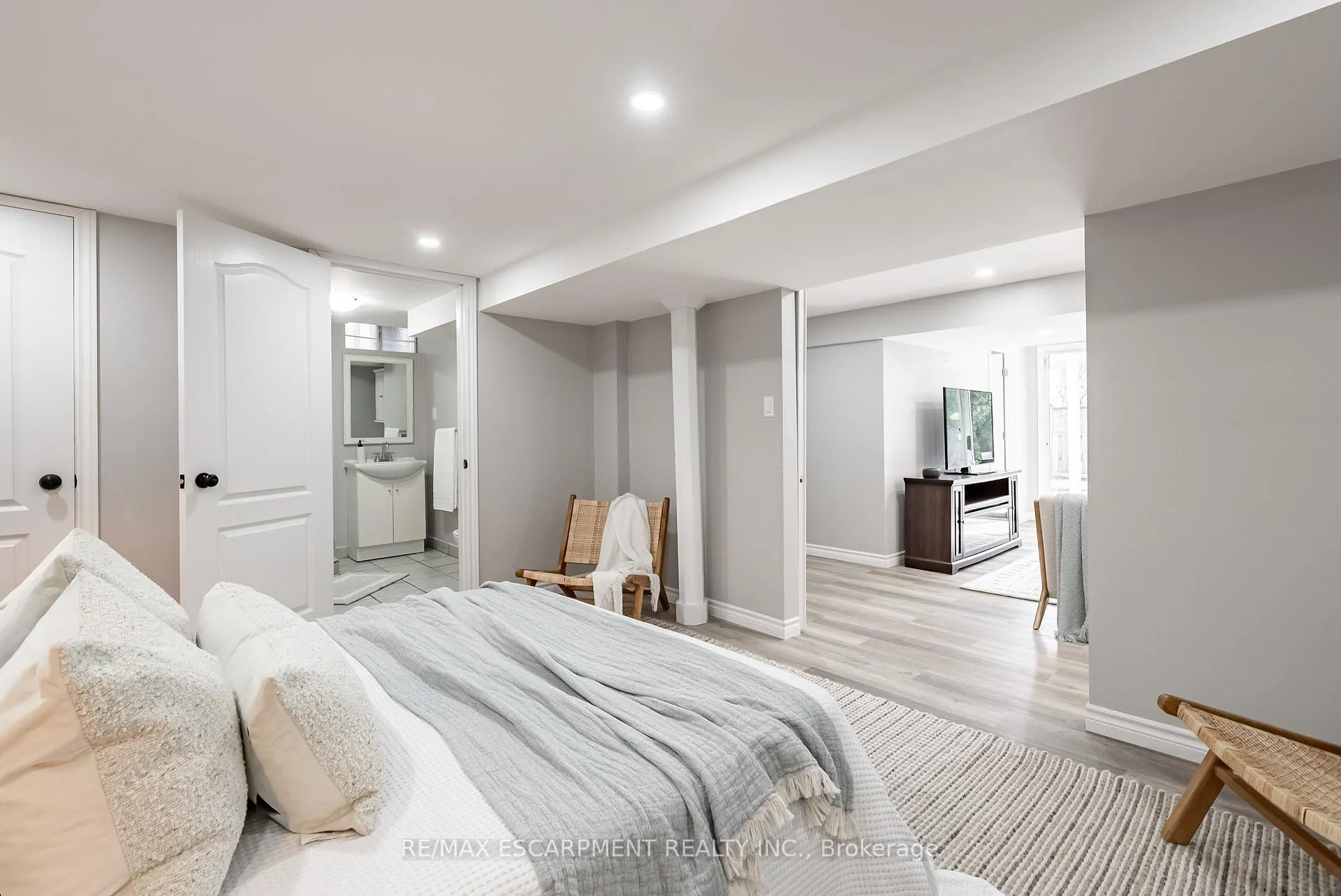 Photo 35 of 680 Rexford Drive, Hamilton, Randall — HOMEH