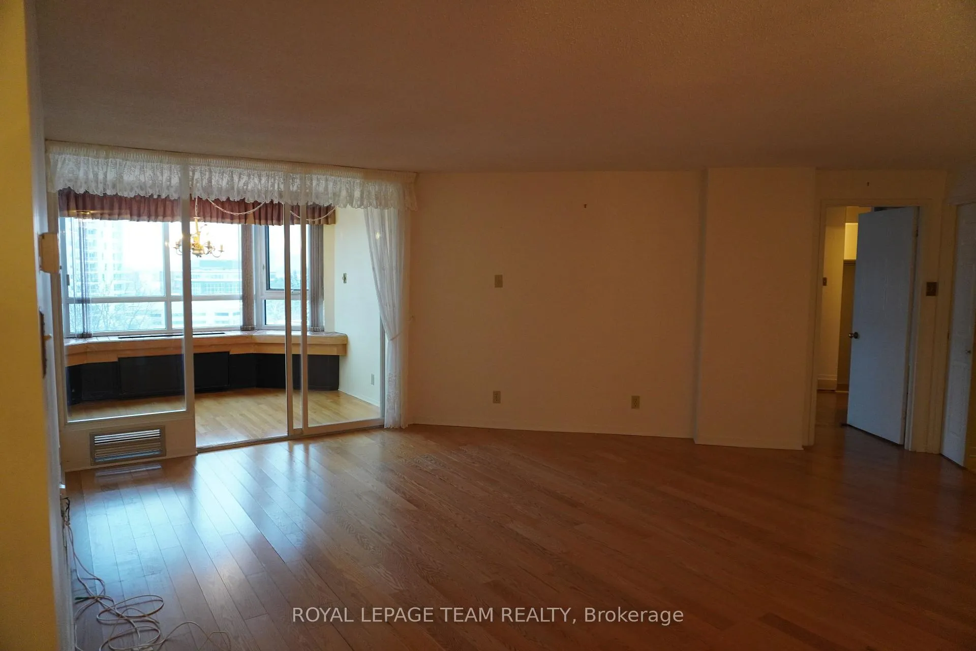 Photo 8 of Unit 712, 80 Sandcastle Drive, Ottawa, Leslie Park — HOMEH