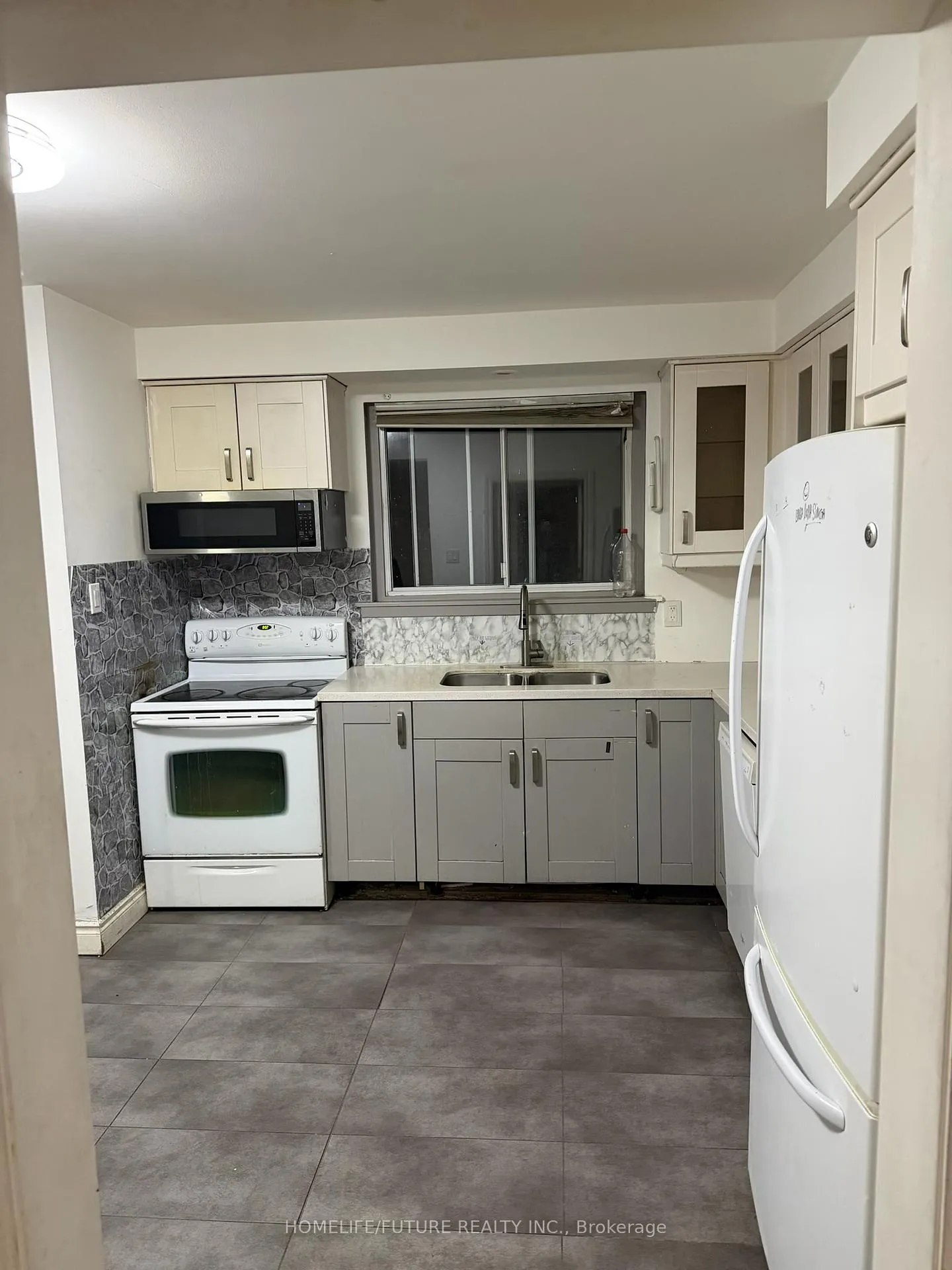 Photo 2 of 13 Bromley Crescent, Brampton, Avondale — HOMEH