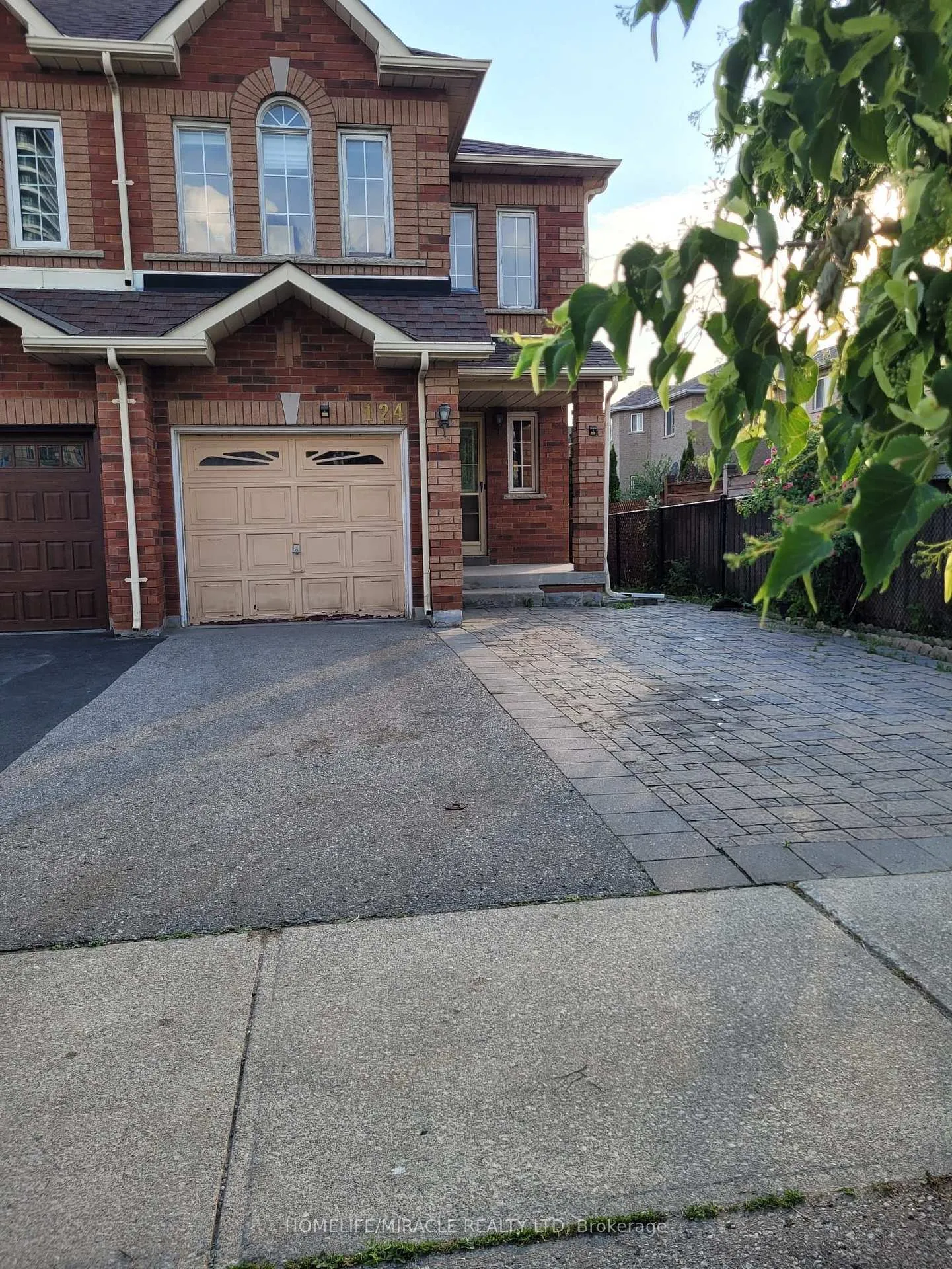 Front of Unit Upper, 124 Lindenshire Avenue