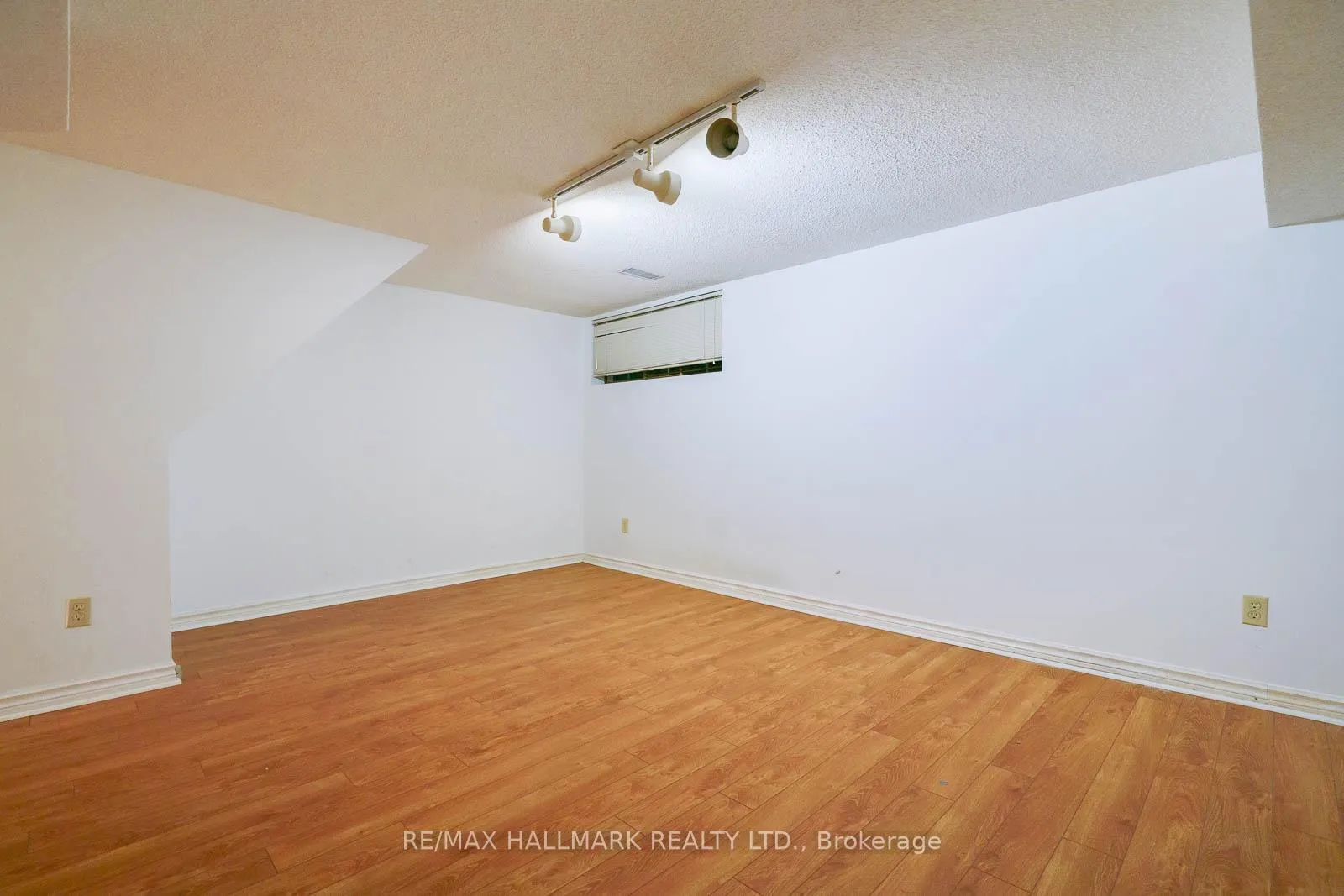 Photo 25 of 26 Hazel Avenue, Toronto, The Beaches — HOMEH