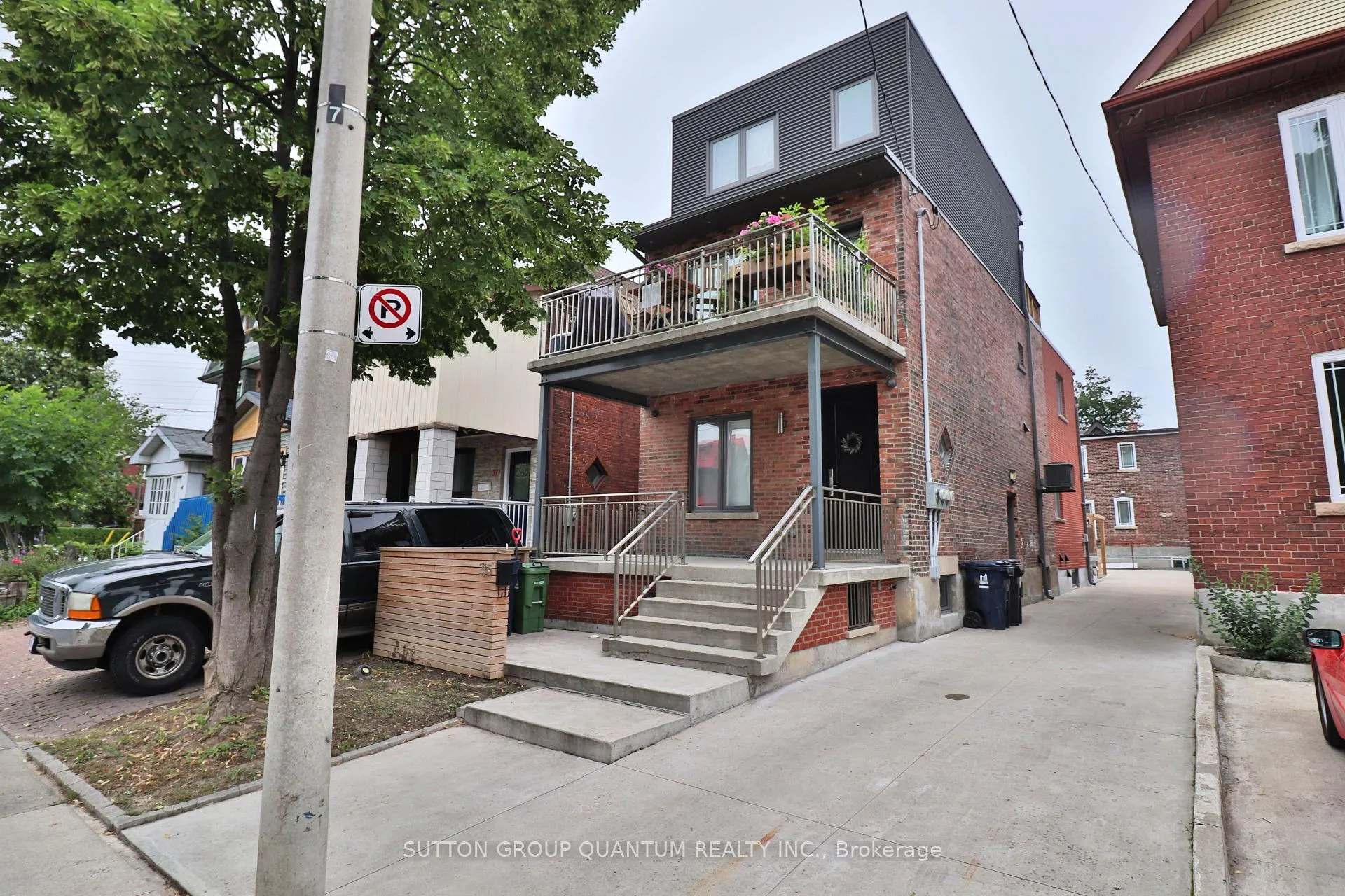Front of Unit Bsmt Sd, 35 Cloverdale Road