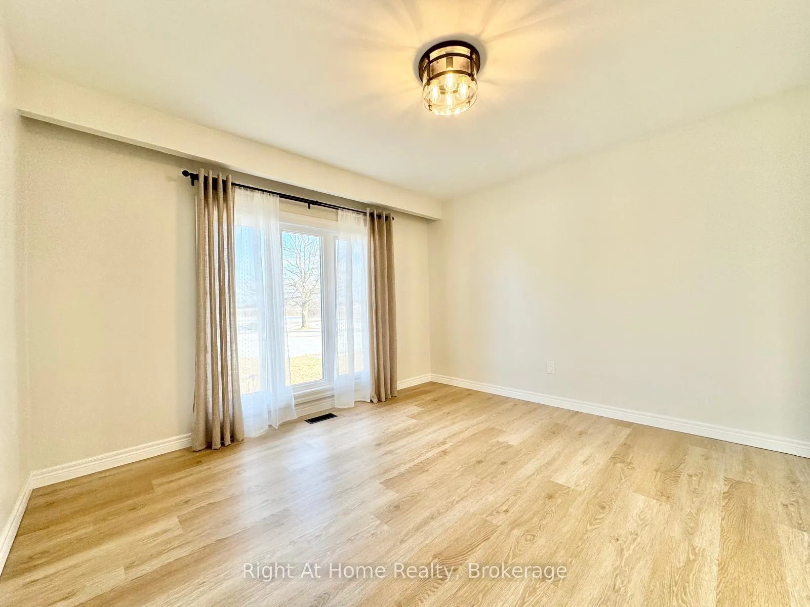 Photo 5 of 221 First Road E, Hamilton, Rural Stoney Creek — HOMEH