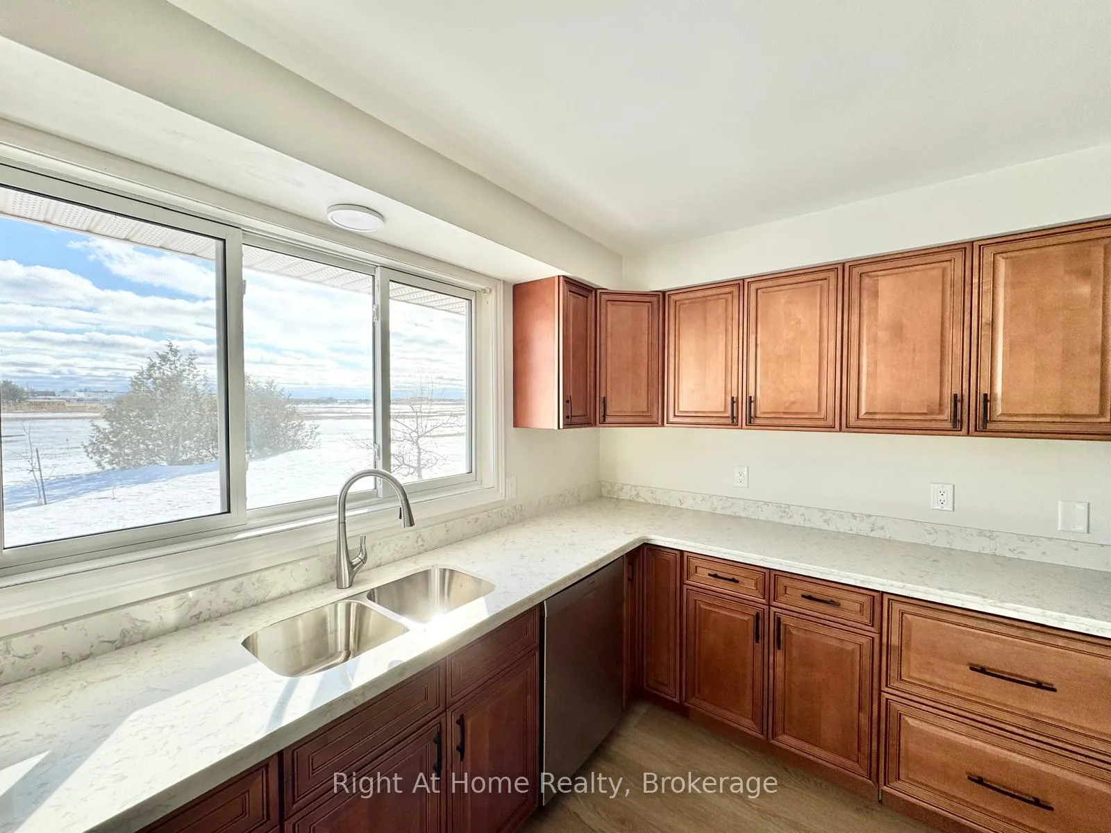 Photo 7 of 221 First Road E, Hamilton, Rural Stoney Creek — HOMEH