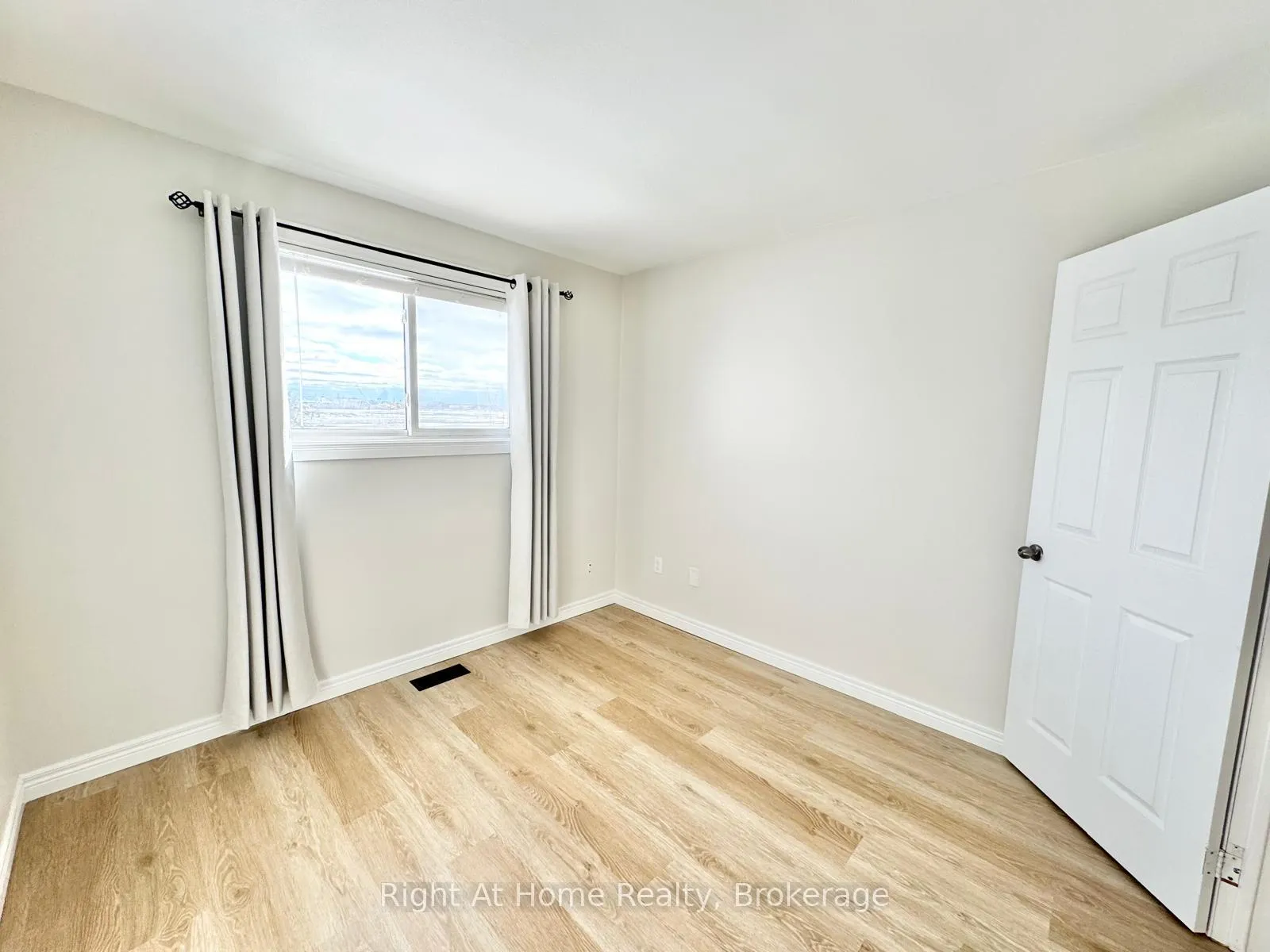 Photo 10 of 221 First Road E, Hamilton, Rural Stoney Creek — HOMEH