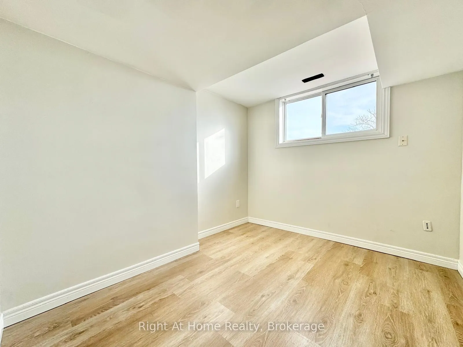 Photo 18 of 221 First Road E, Hamilton, Rural Stoney Creek — HOMEH