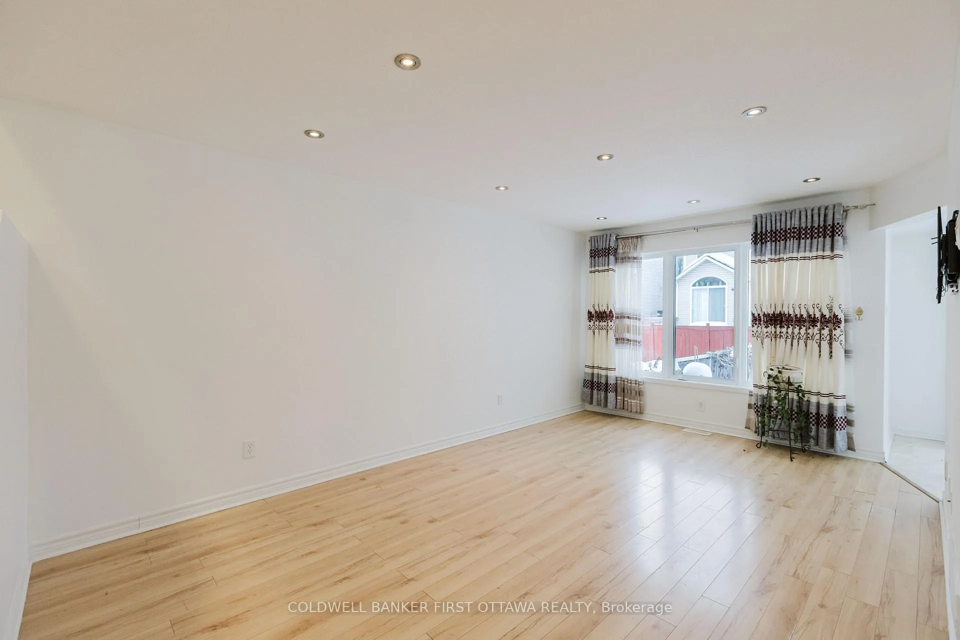 Photo 11 of 13 Villandry Street, Ottawa, Barrhaven East — HOMEH