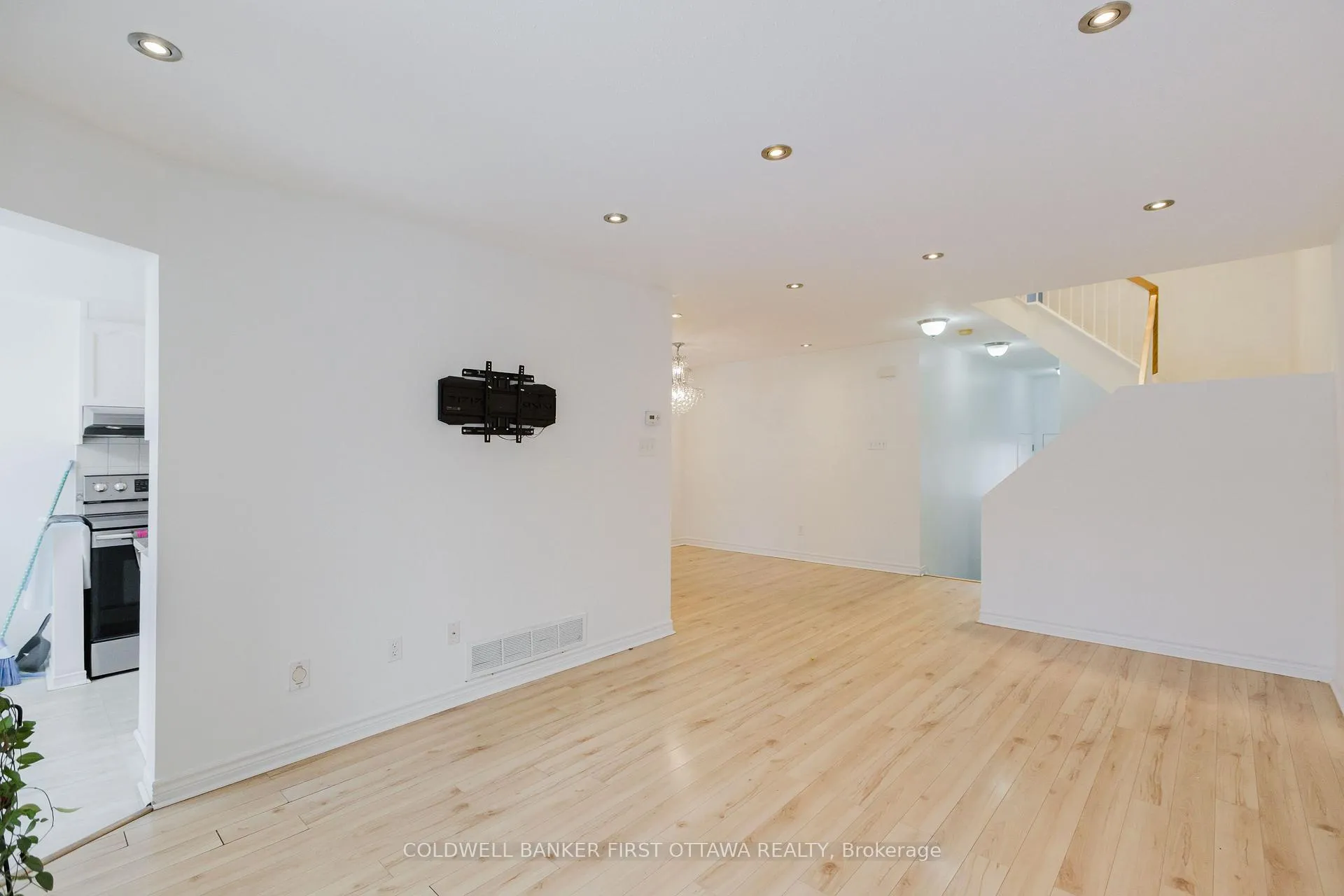 Photo 12 of 13 Villandry Street, Ottawa, Barrhaven East — HOMEH