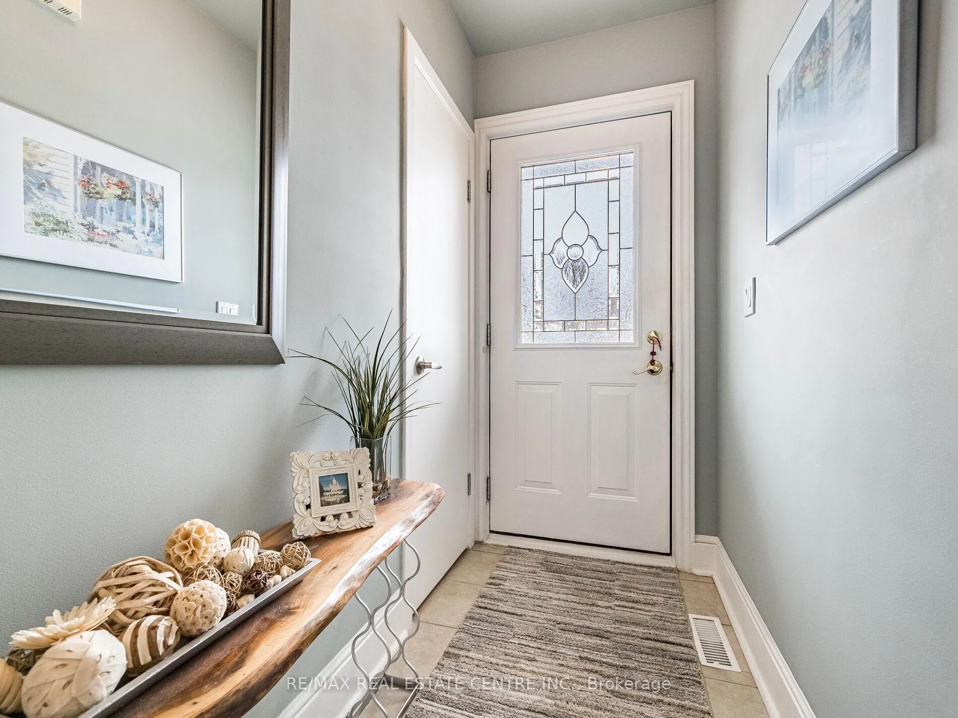 Photo 4 of 20 Hillier Crescent, Brantford — HOMEH