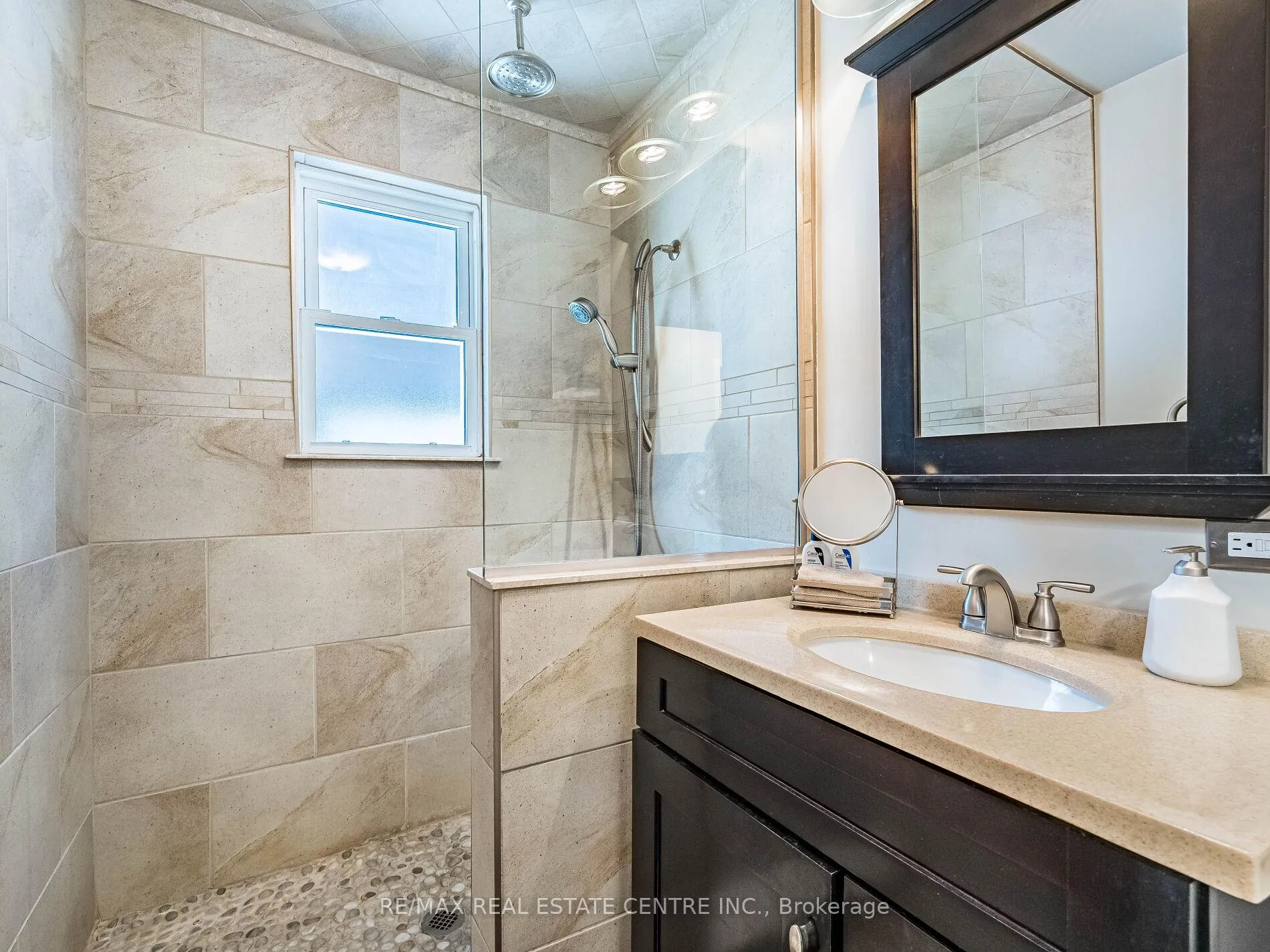 Photo 22 of 20 Hillier Crescent, Brantford — HOMEH