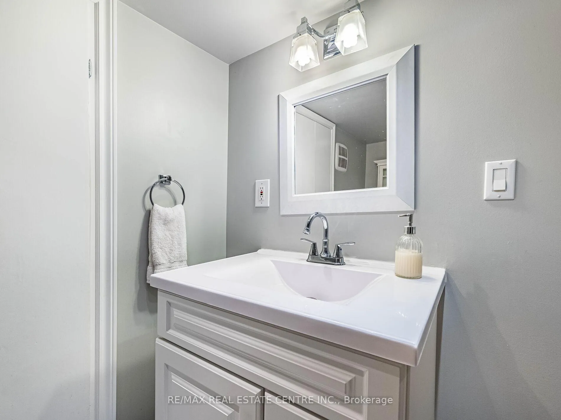 Photo 31 of 20 Hillier Crescent, Brantford — HOMEH