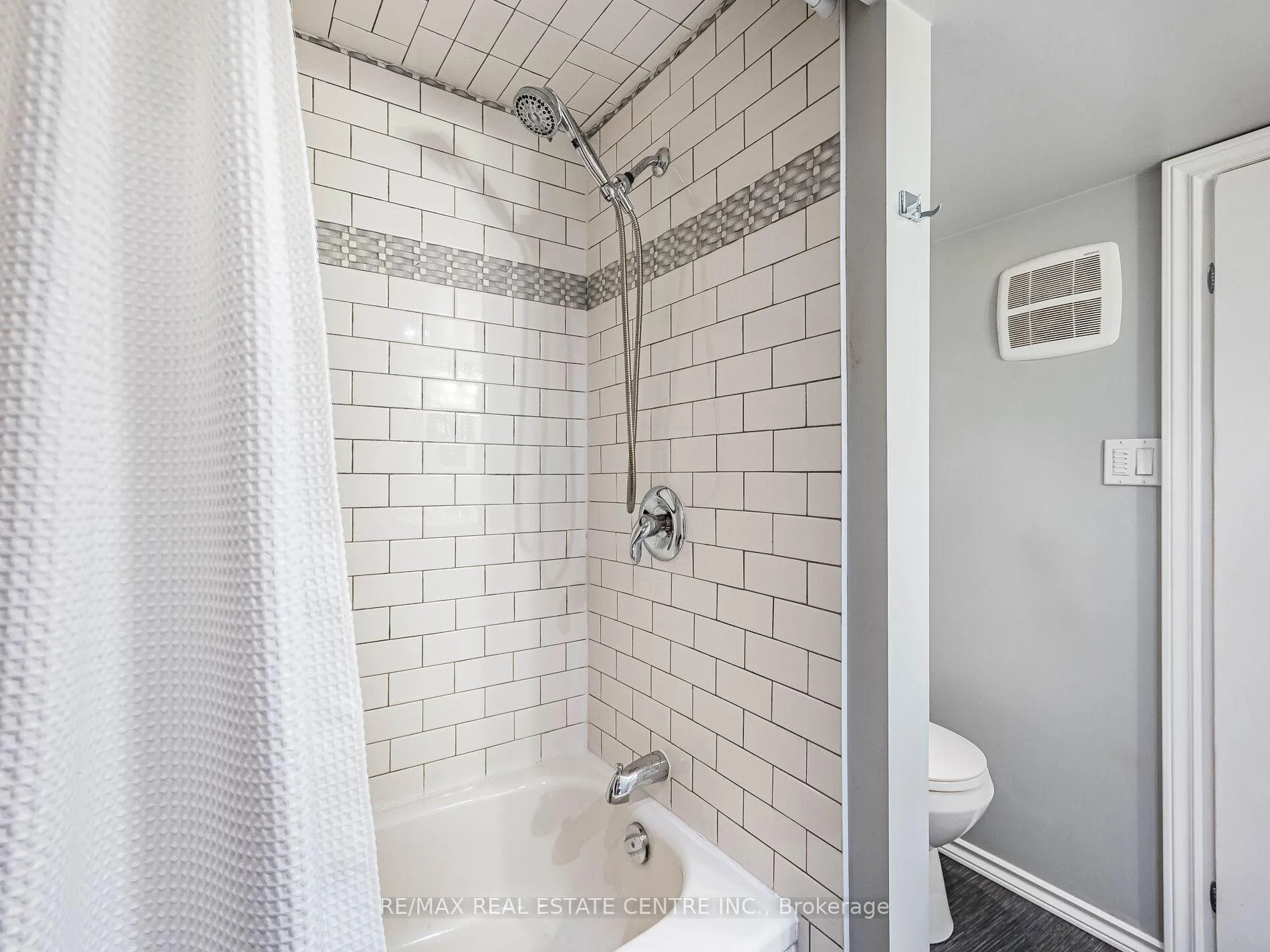 Photo 32 of 20 Hillier Crescent, Brantford — HOMEH