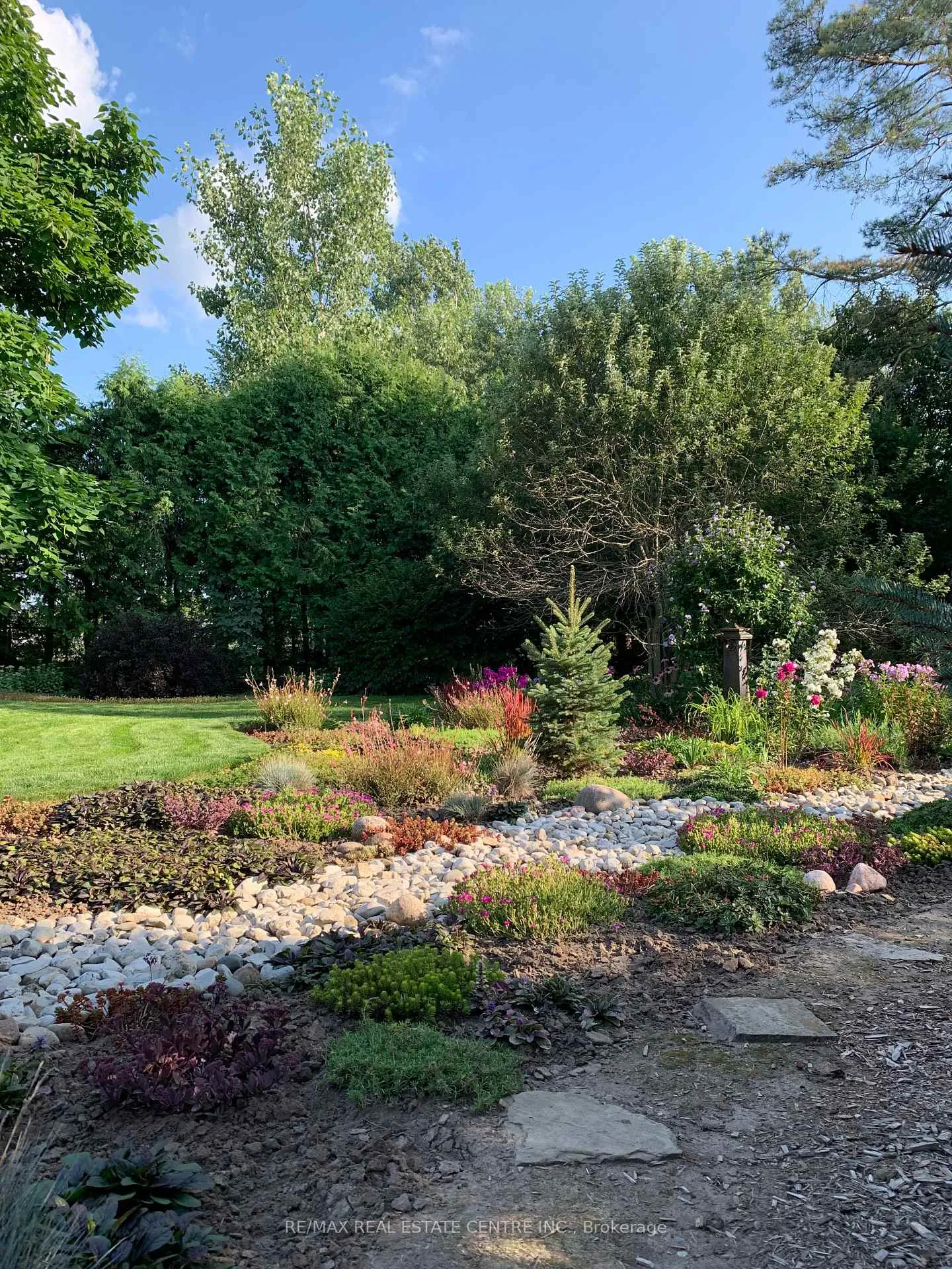Photo 37 of 20 Hillier Crescent, Brantford — HOMEH