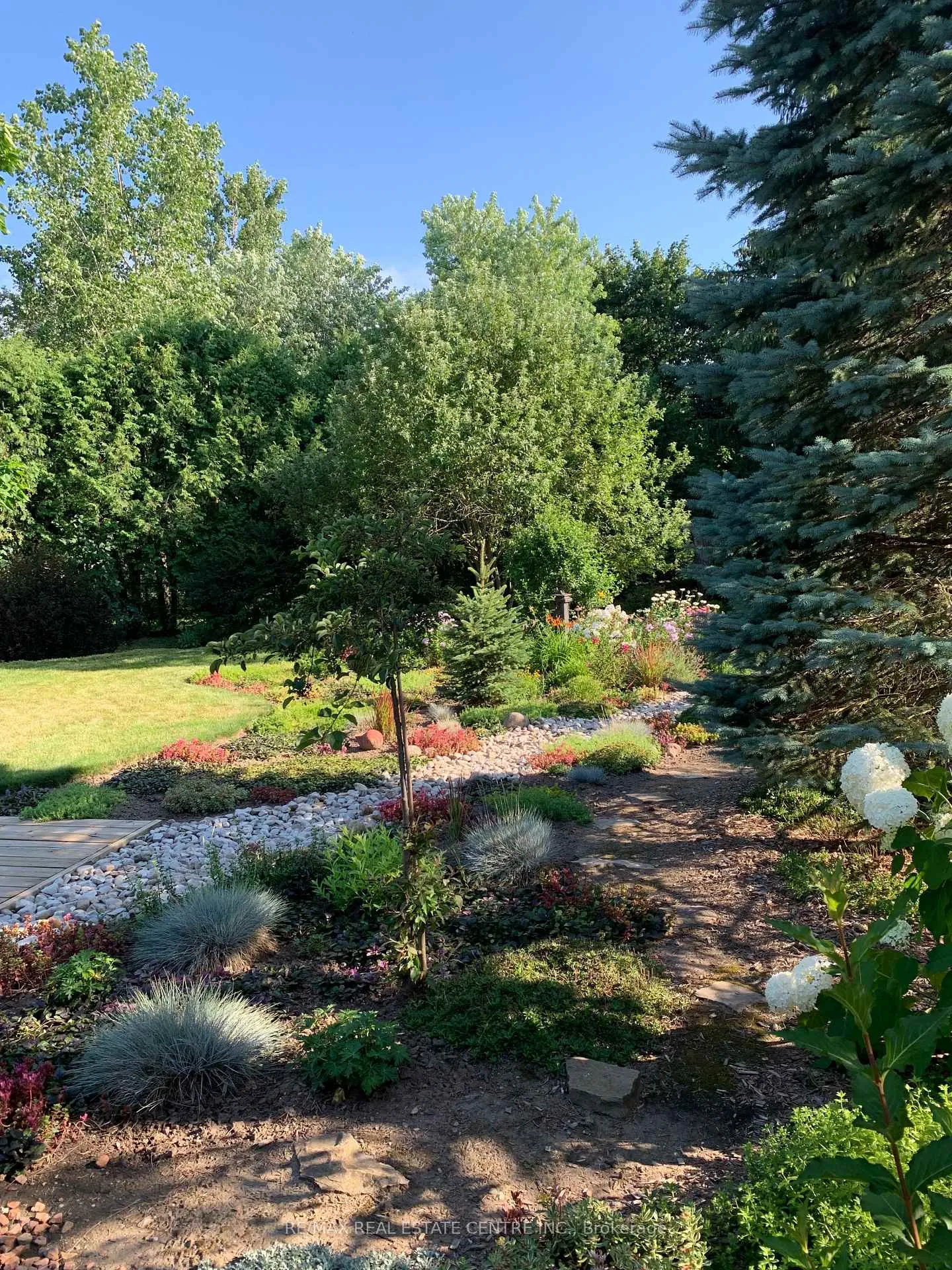 Photo 38 of 20 Hillier Crescent, Brantford — HOMEH