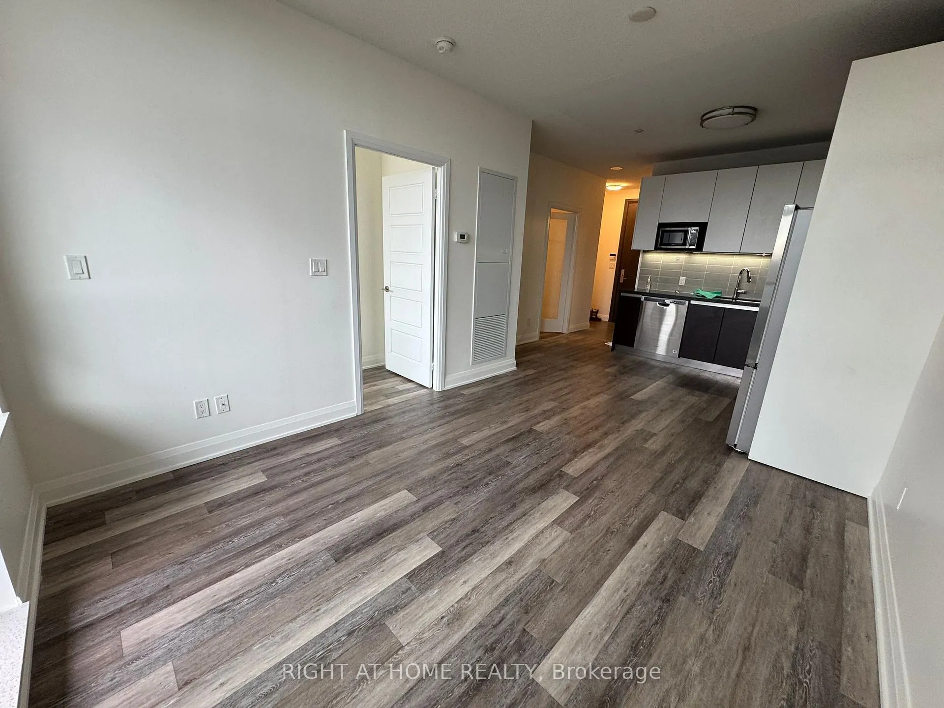 Photo 4 of Unit 812, 15 Water Walk Drive, Markham, Unionville — HOMEH