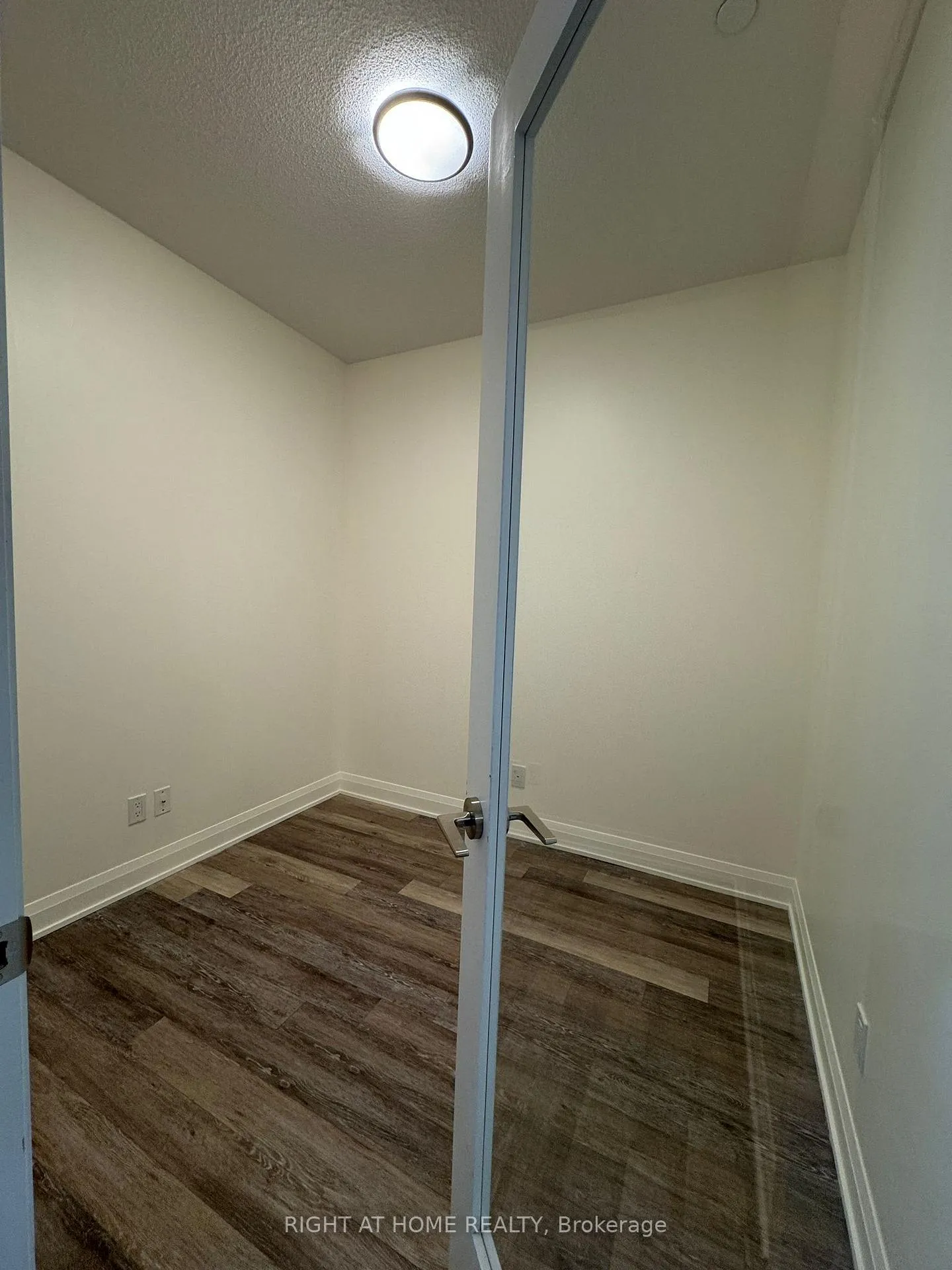 Photo 7 of Unit 812, 15 Water Walk Drive, Markham, Unionville — HOMEH