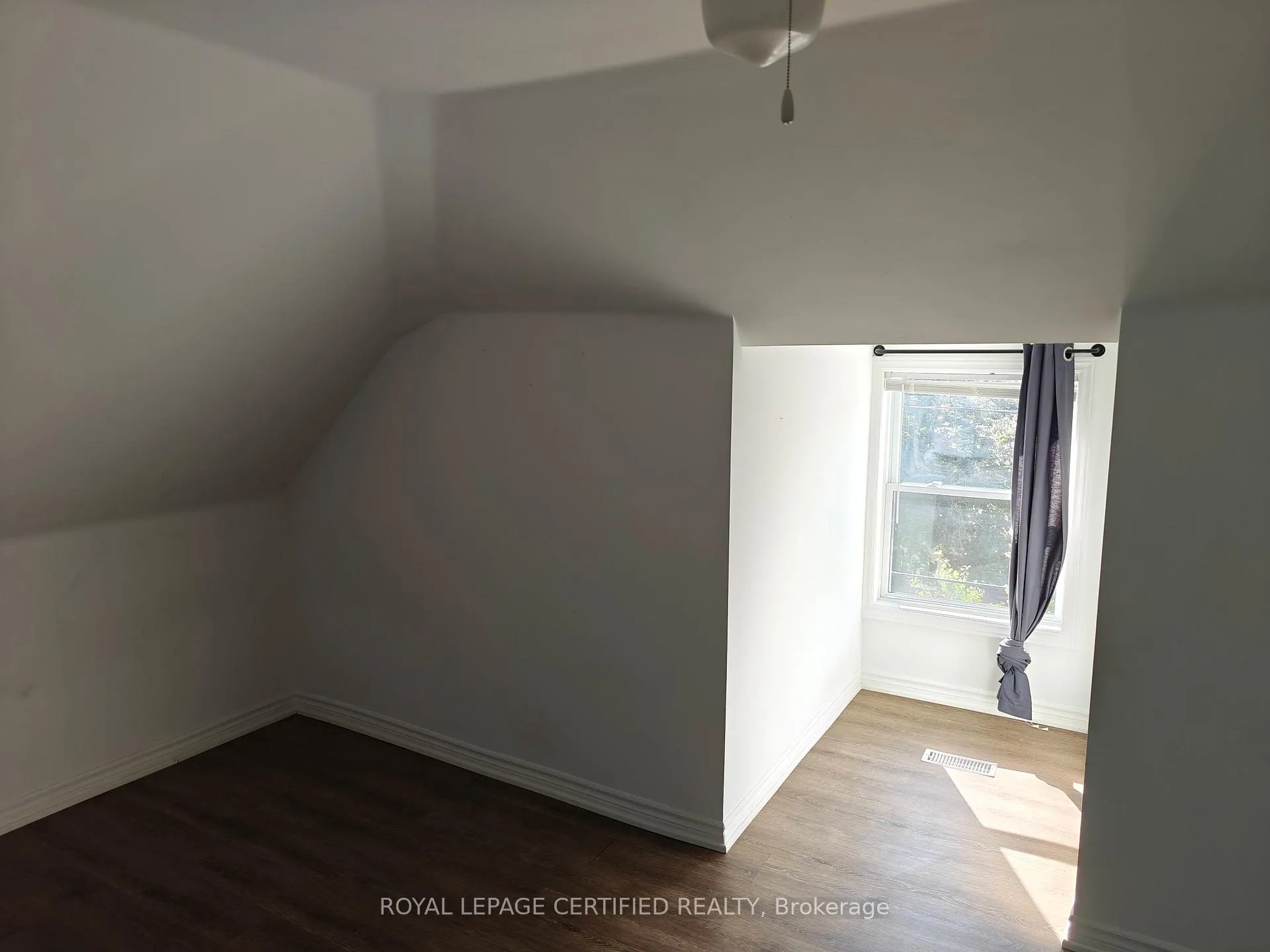 Photo 12 of 237 Park Avenue, Brantford — HOMEH