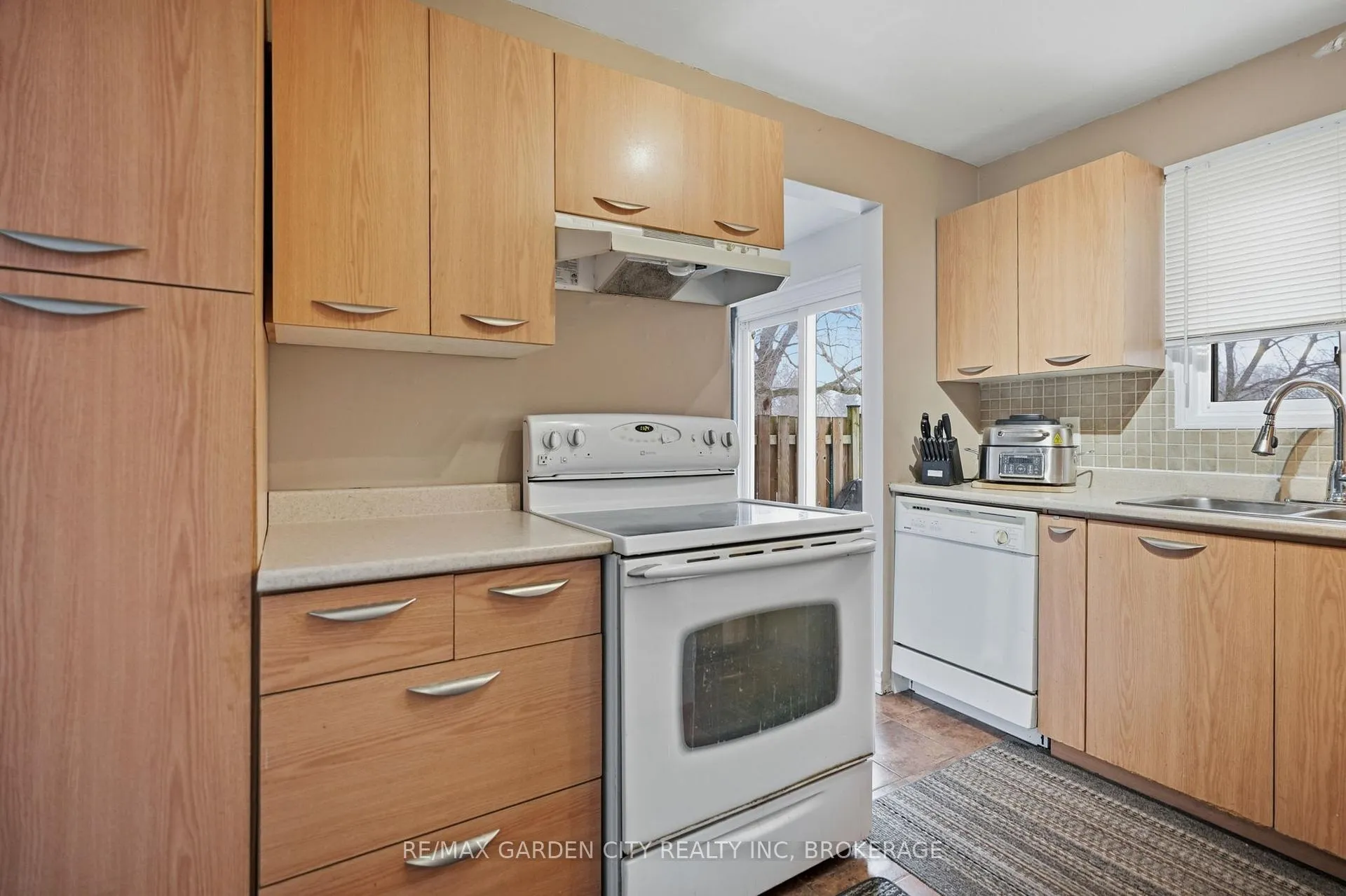 Photo 11 of Unit 29, 2 Weiden Street, St. Catharines, Bunting/Linwell — HOMEH