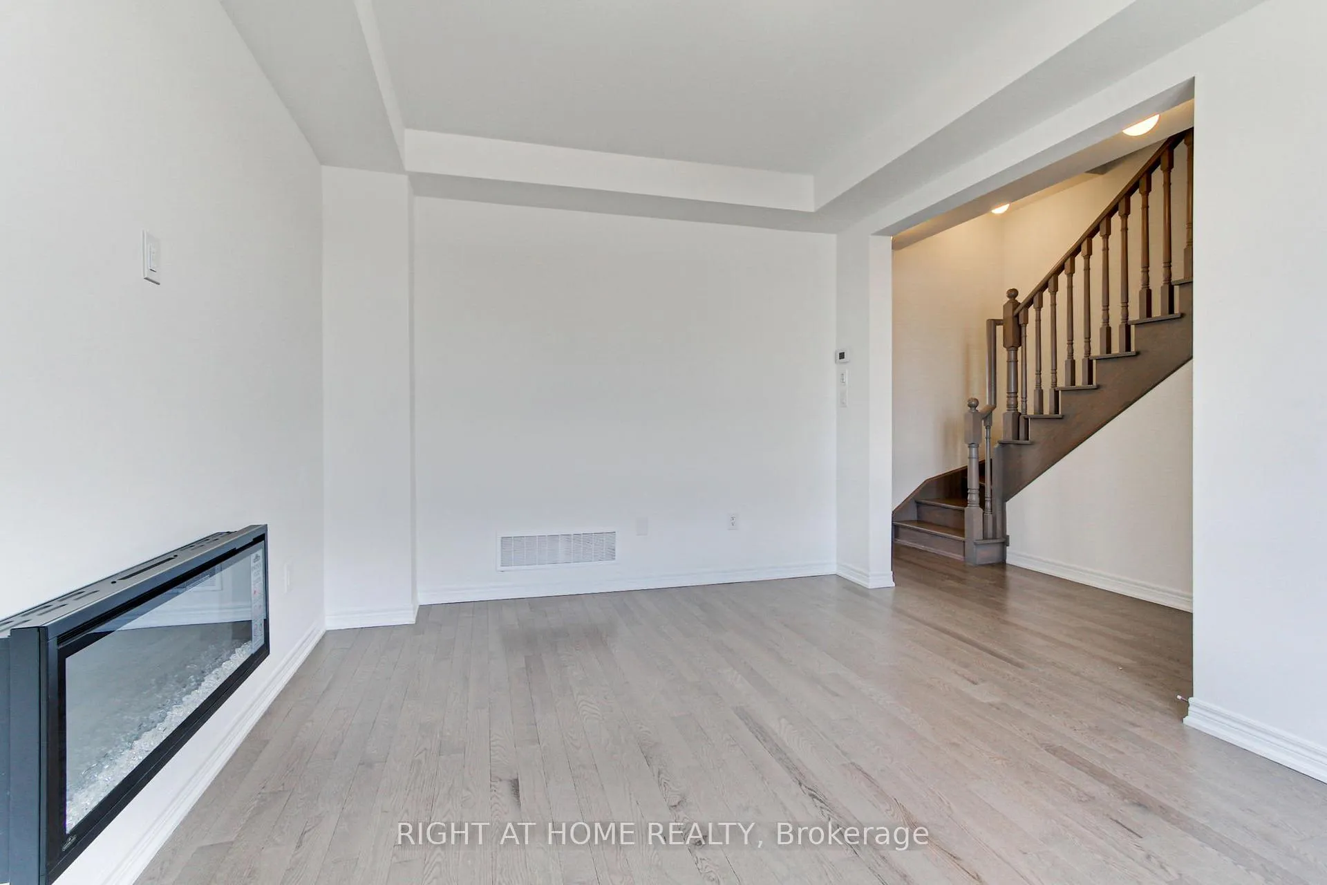 Photo 8 of 10173 Huntington Road, Vaughan, Kleinburg — HOMEH