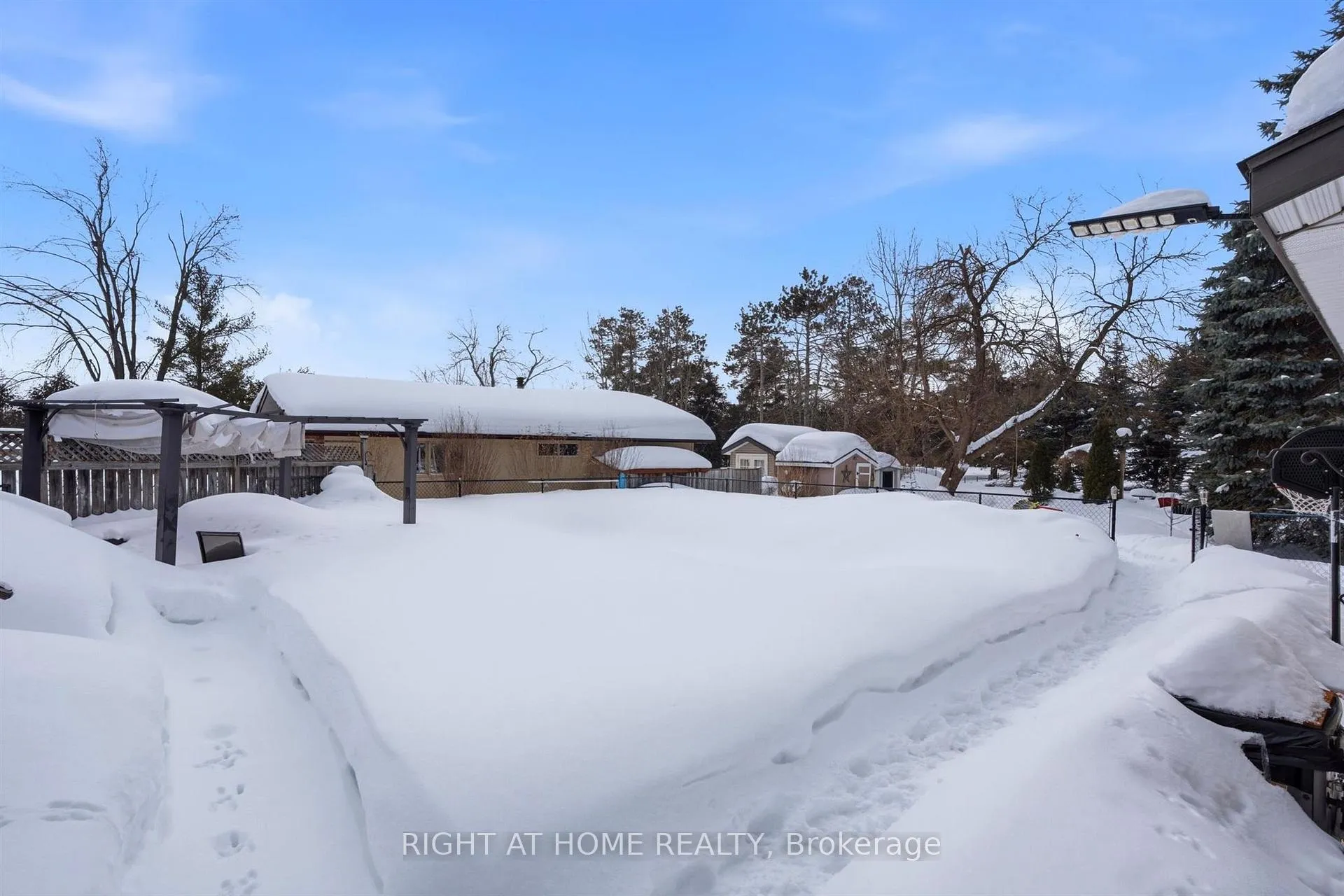 Photo 17 of 198 Ferndale Drive N, Barrie, Edgehill Drive — HOMEH