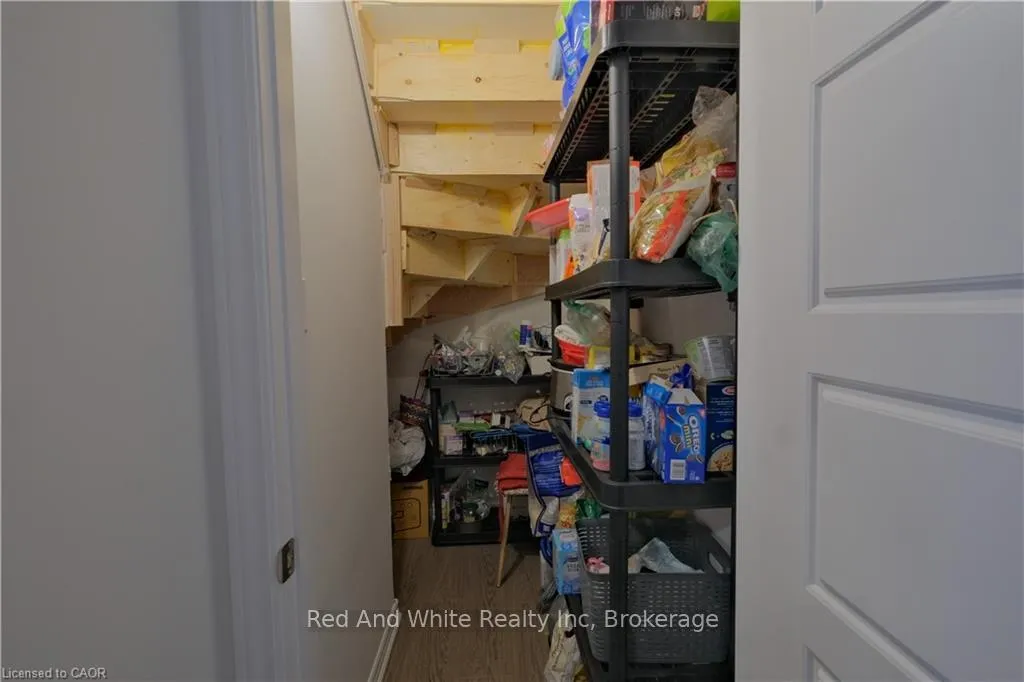 Photo 10 of 12 Roseberry Lane, Kitchener — HOMEH