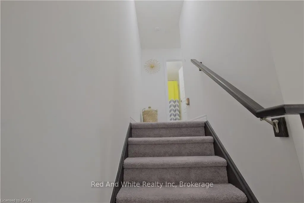 Photo 11 of 12 Roseberry Lane, Kitchener — HOMEH