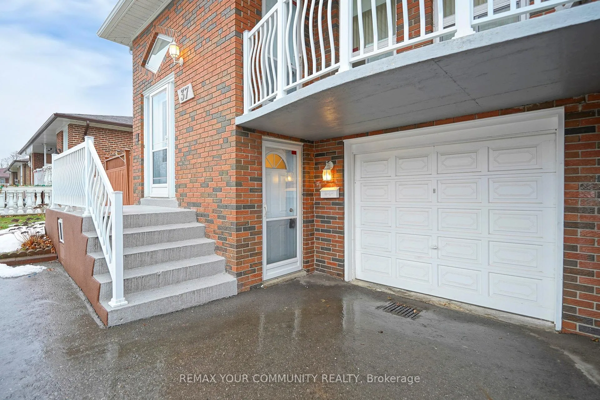 Photo 3 of 37 Marilyn Place, Vaughan, West Woodbridge — HOMEH