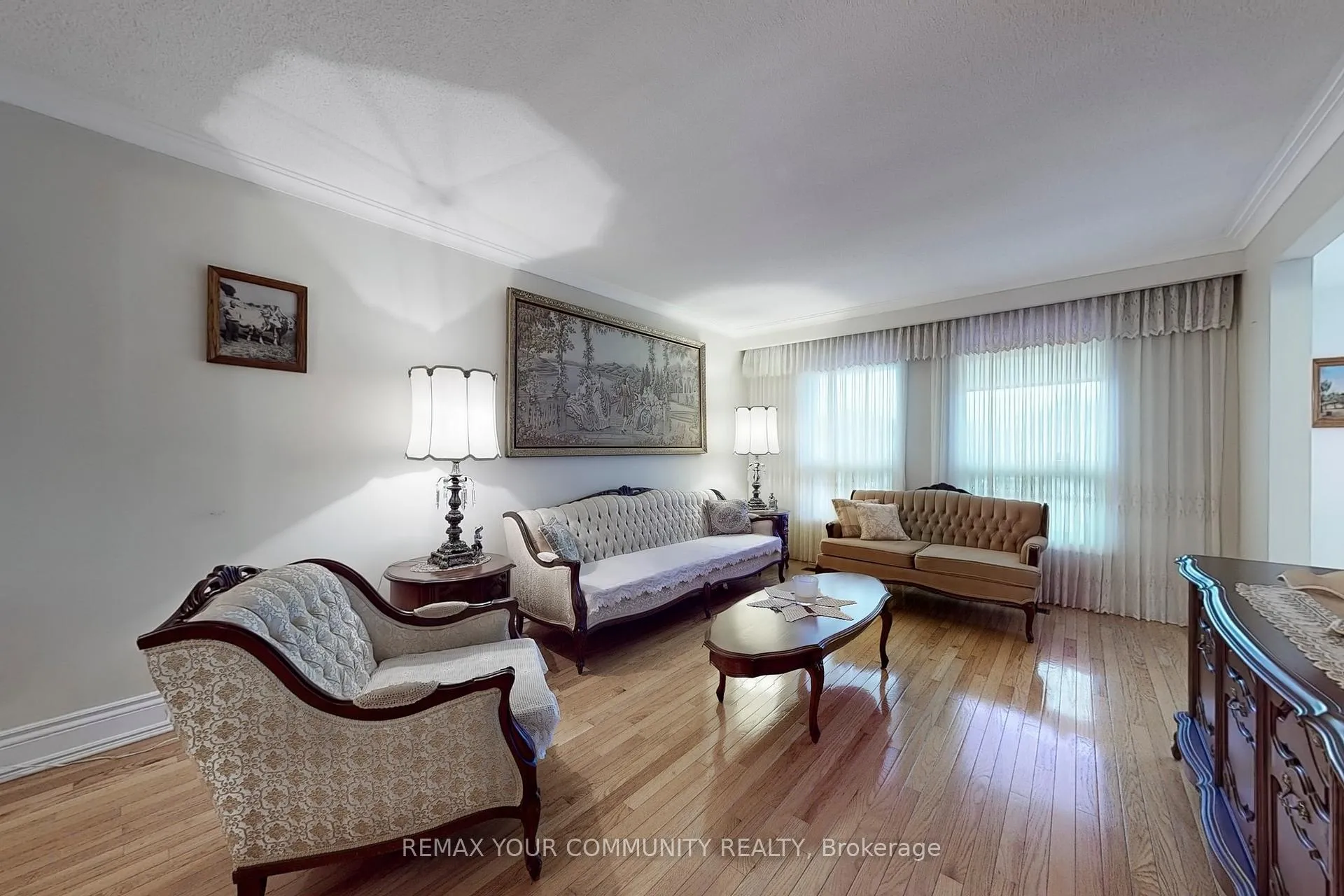 Photo 4 of 37 Marilyn Place, Vaughan, West Woodbridge — HOMEH