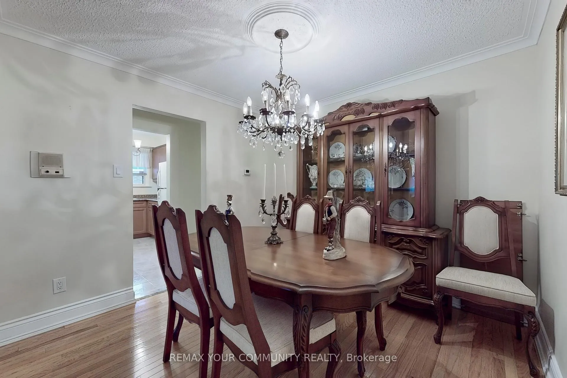 Photo 8 of 37 Marilyn Place, Vaughan, West Woodbridge — HOMEH