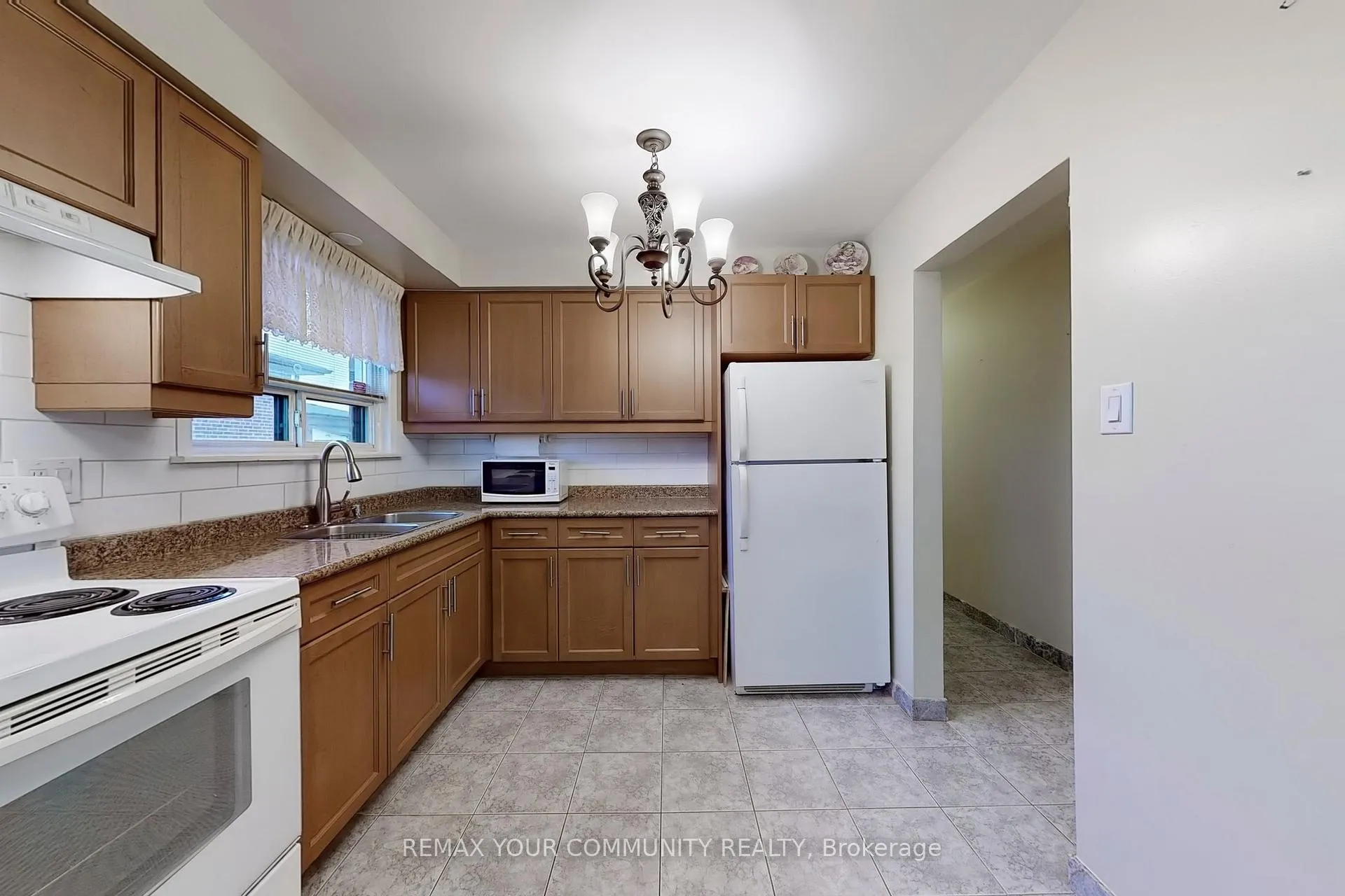 Photo 9 of 37 Marilyn Place, Vaughan, West Woodbridge — HOMEH