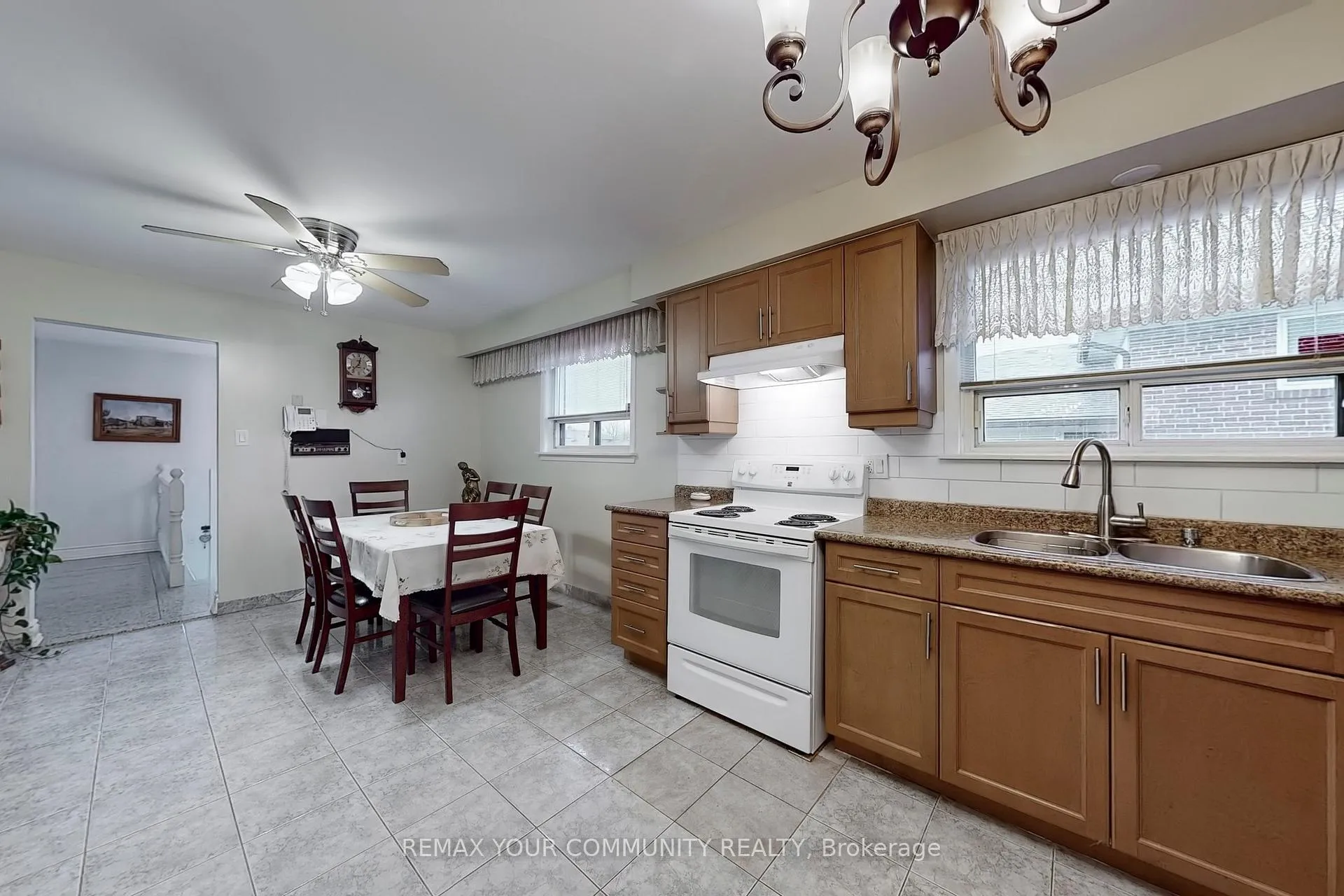 Photo 10 of 37 Marilyn Place, Vaughan, West Woodbridge — HOMEH