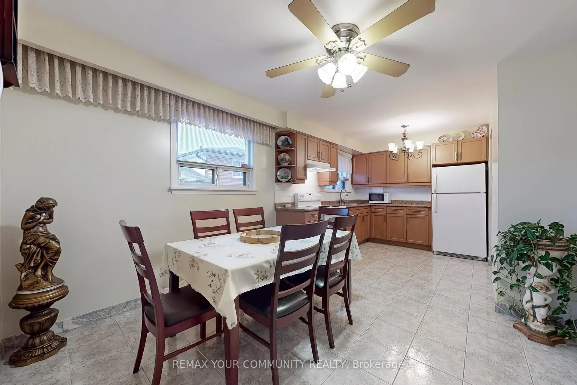 Photo 12 of 37 Marilyn Place, Vaughan, West Woodbridge — HOMEH
