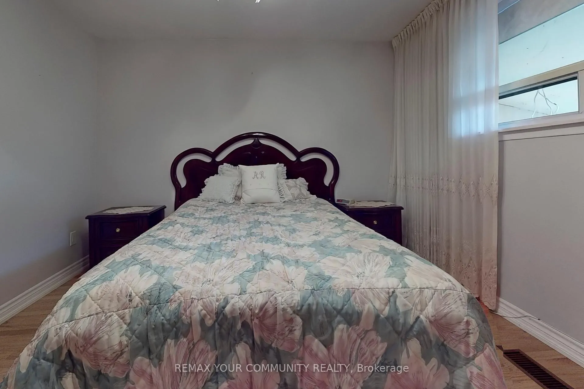 Photo 16 of 37 Marilyn Place, Vaughan, West Woodbridge — HOMEH